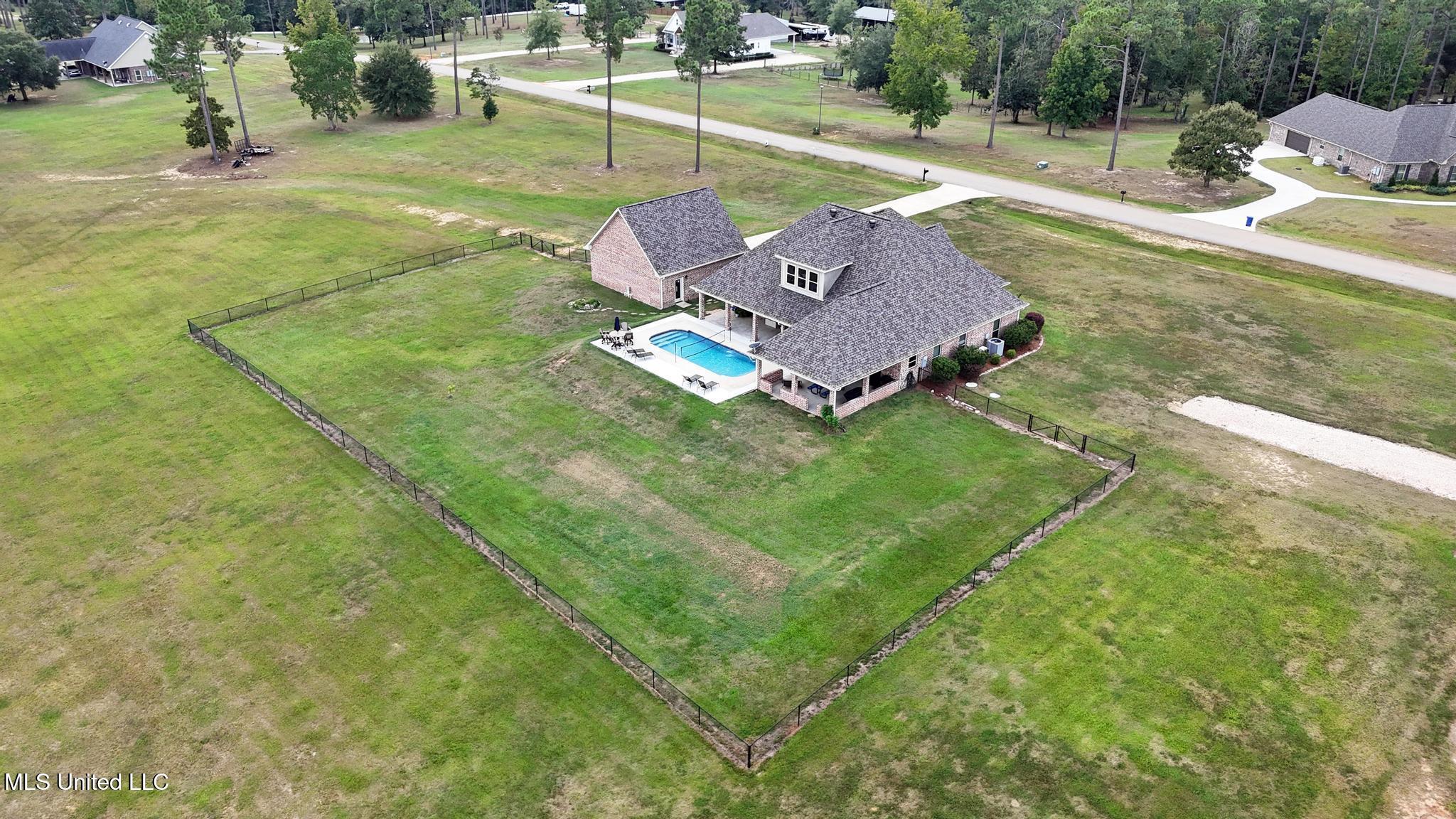 74 The Hills Drive Property Photo 54