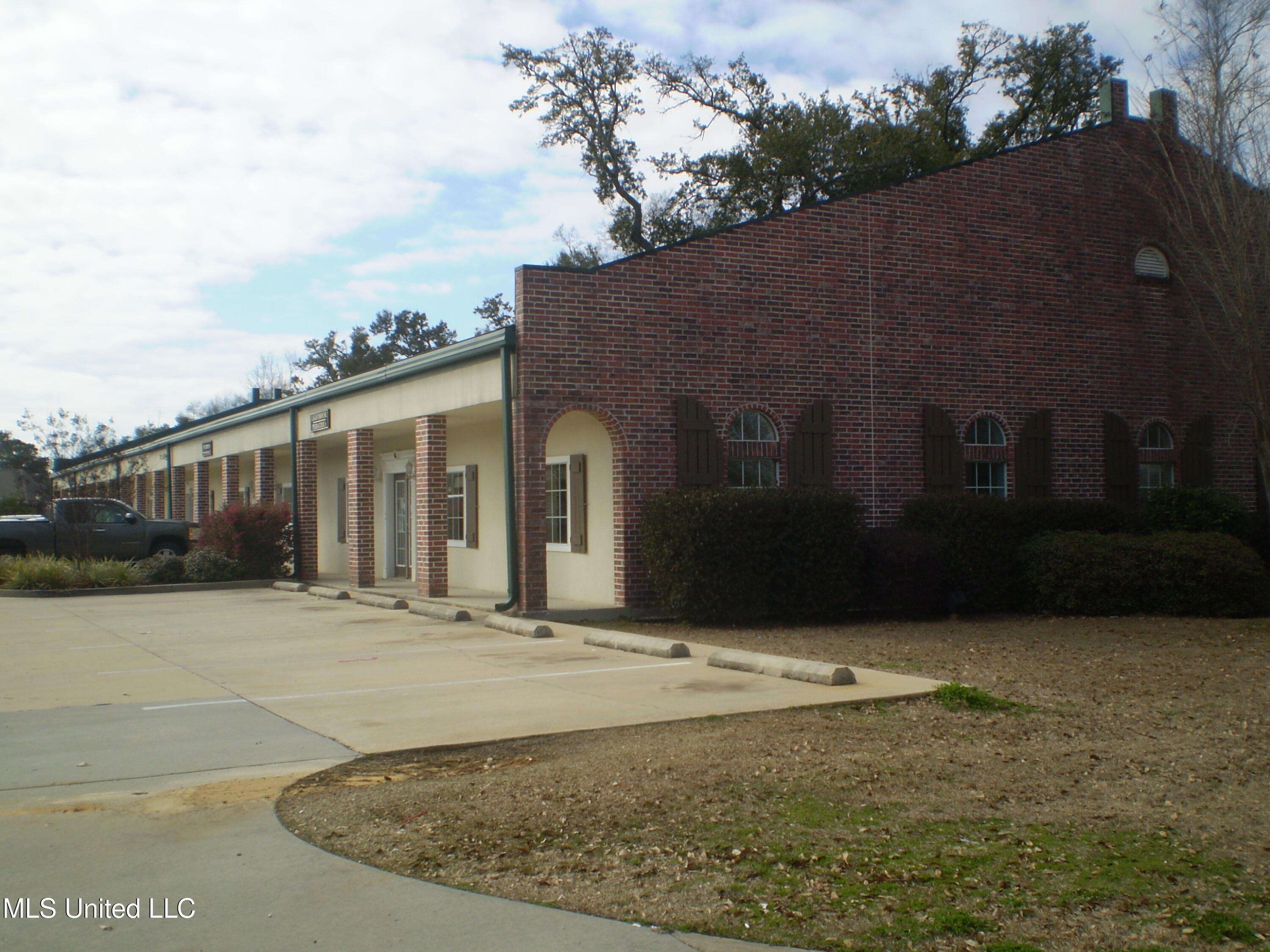 925 Tommy Munro Drive Property Photo 1