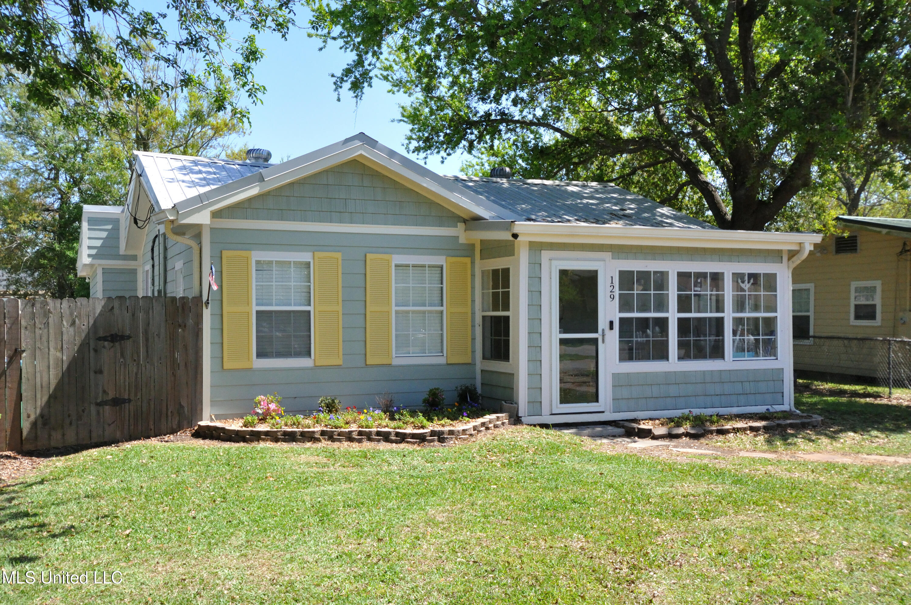 129 Ocean Wave Avenue Property Photo 1