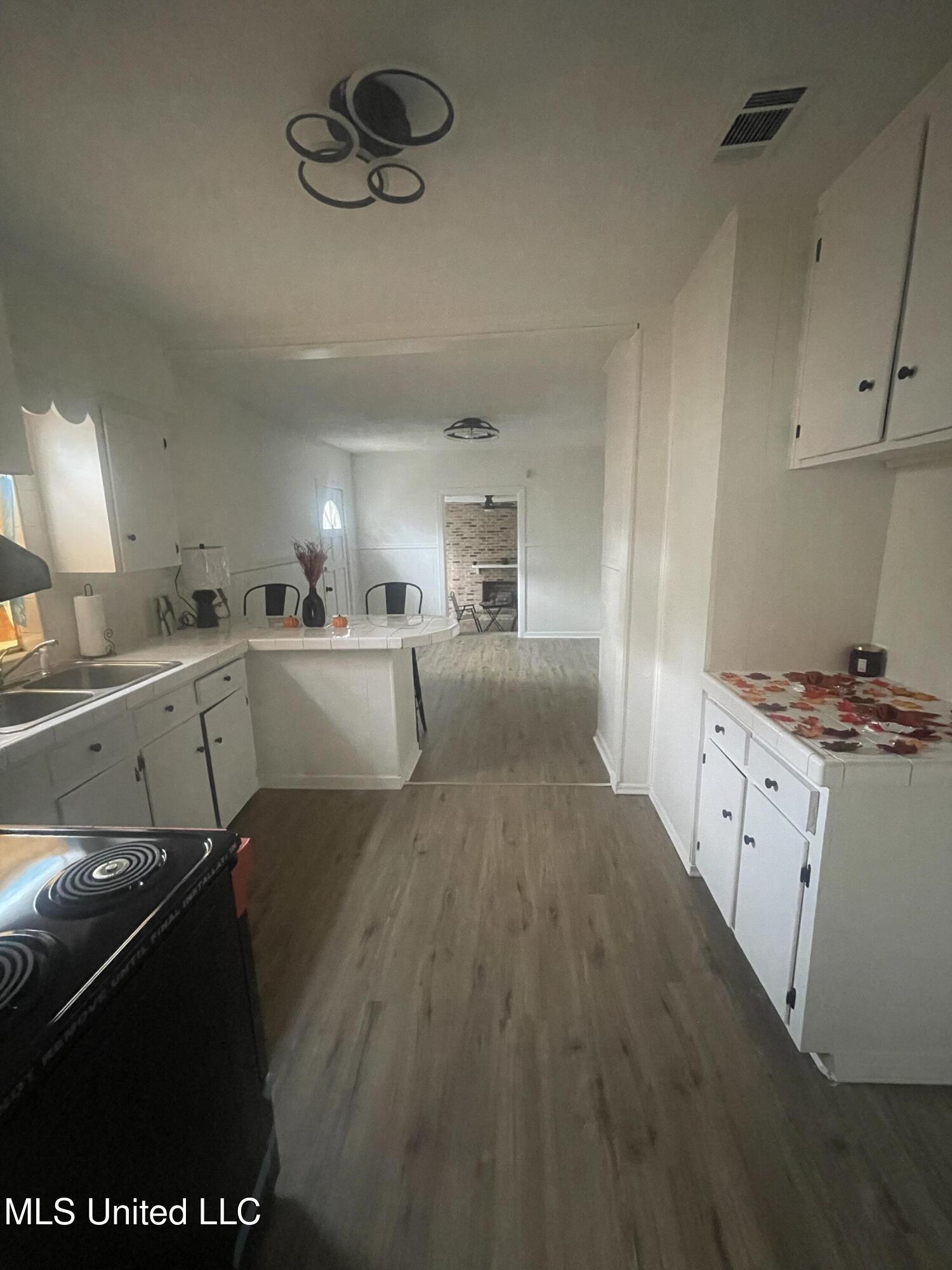 2157 Ludlow Avenue Property Photo 3