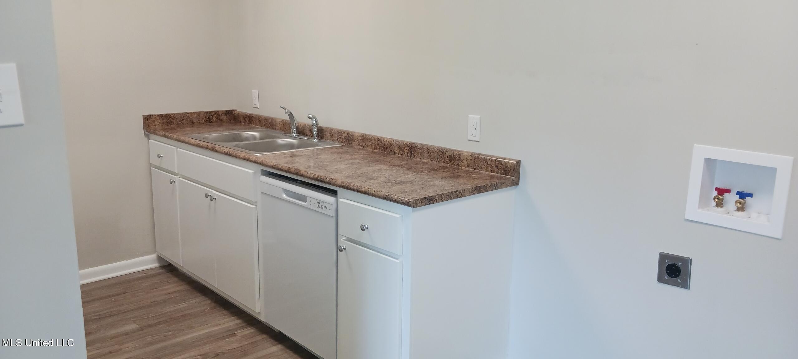 433 Meadowlark Drive Property Photo 3