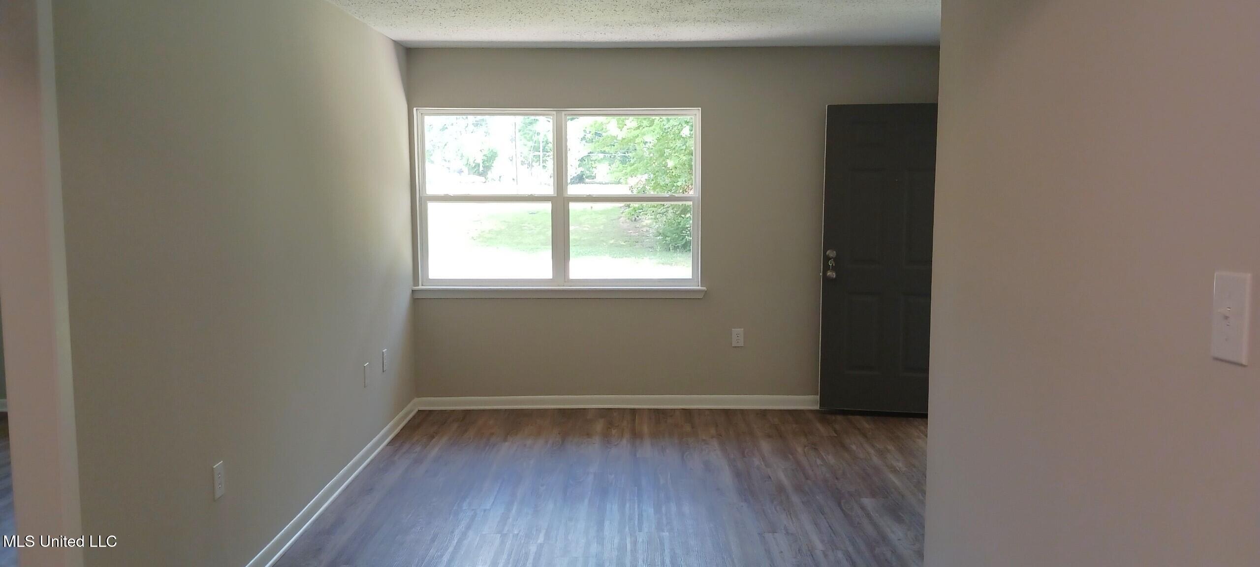 433 Meadowlark Drive Property Photo 4