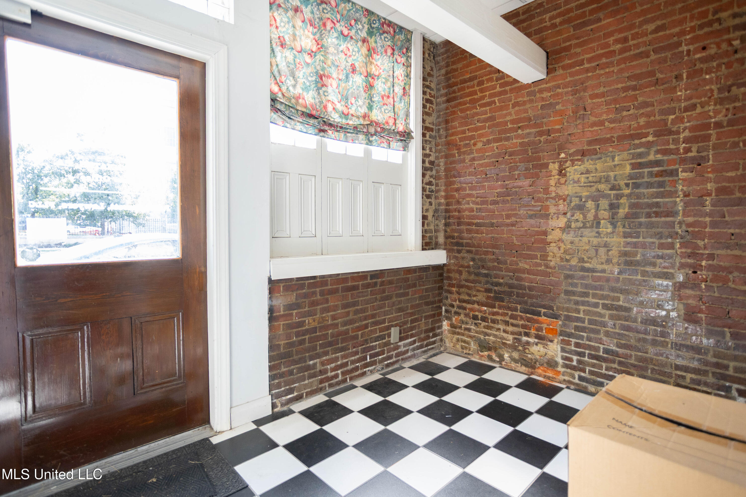 107 N State Street Property Photo 3