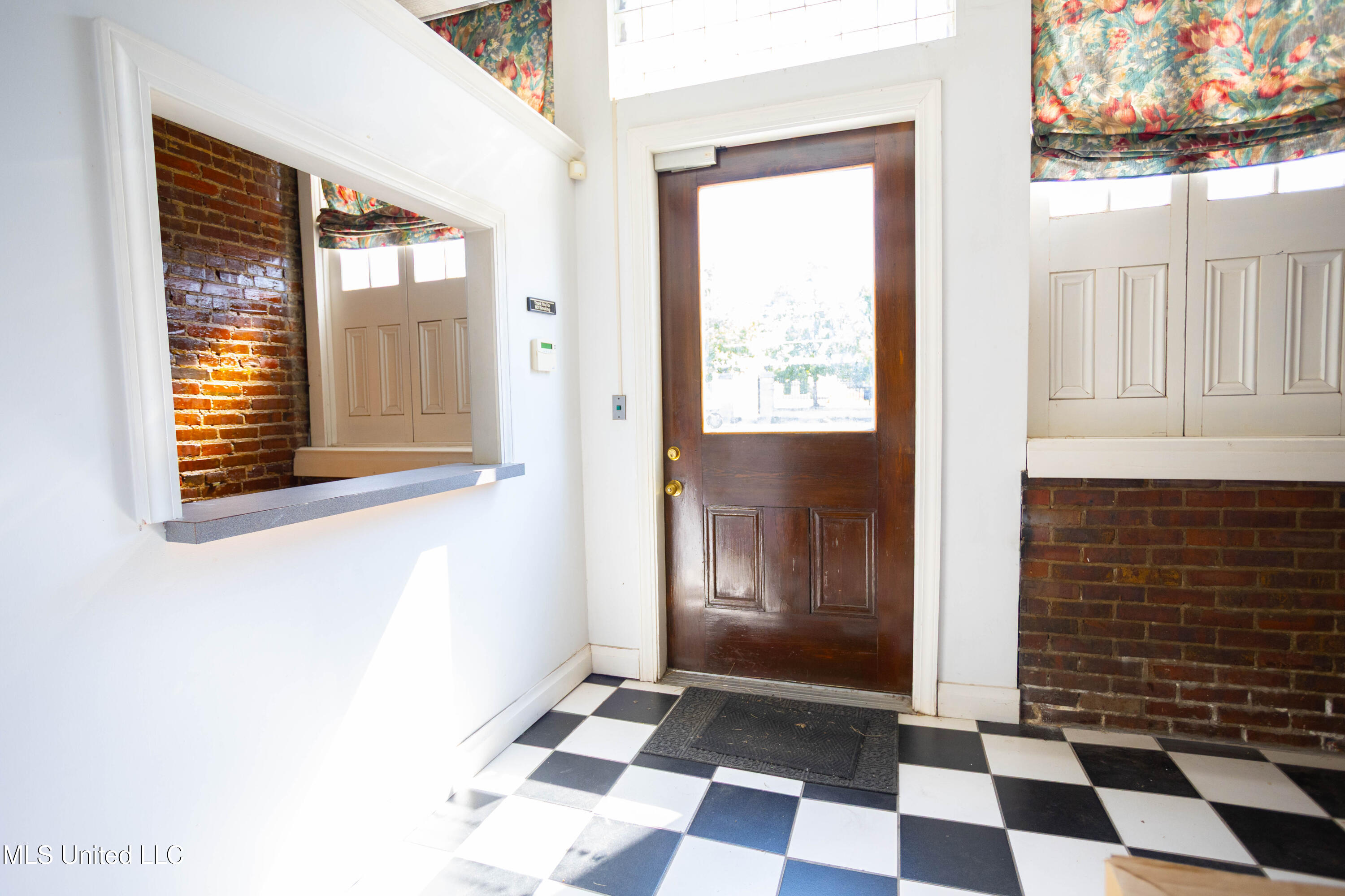 107 N State Street Property Photo 4