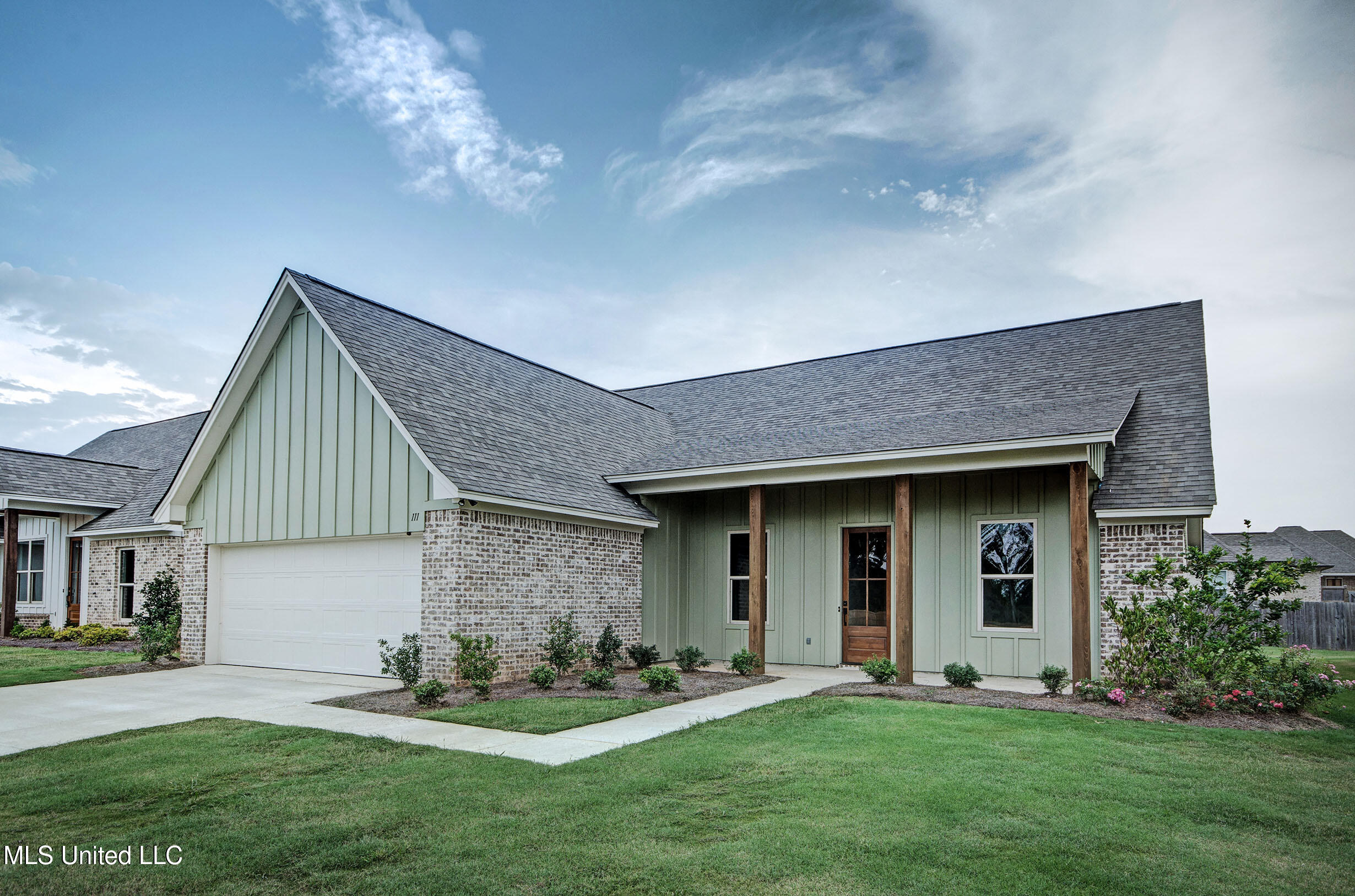 111 Southern Oak Way Property Photo 1