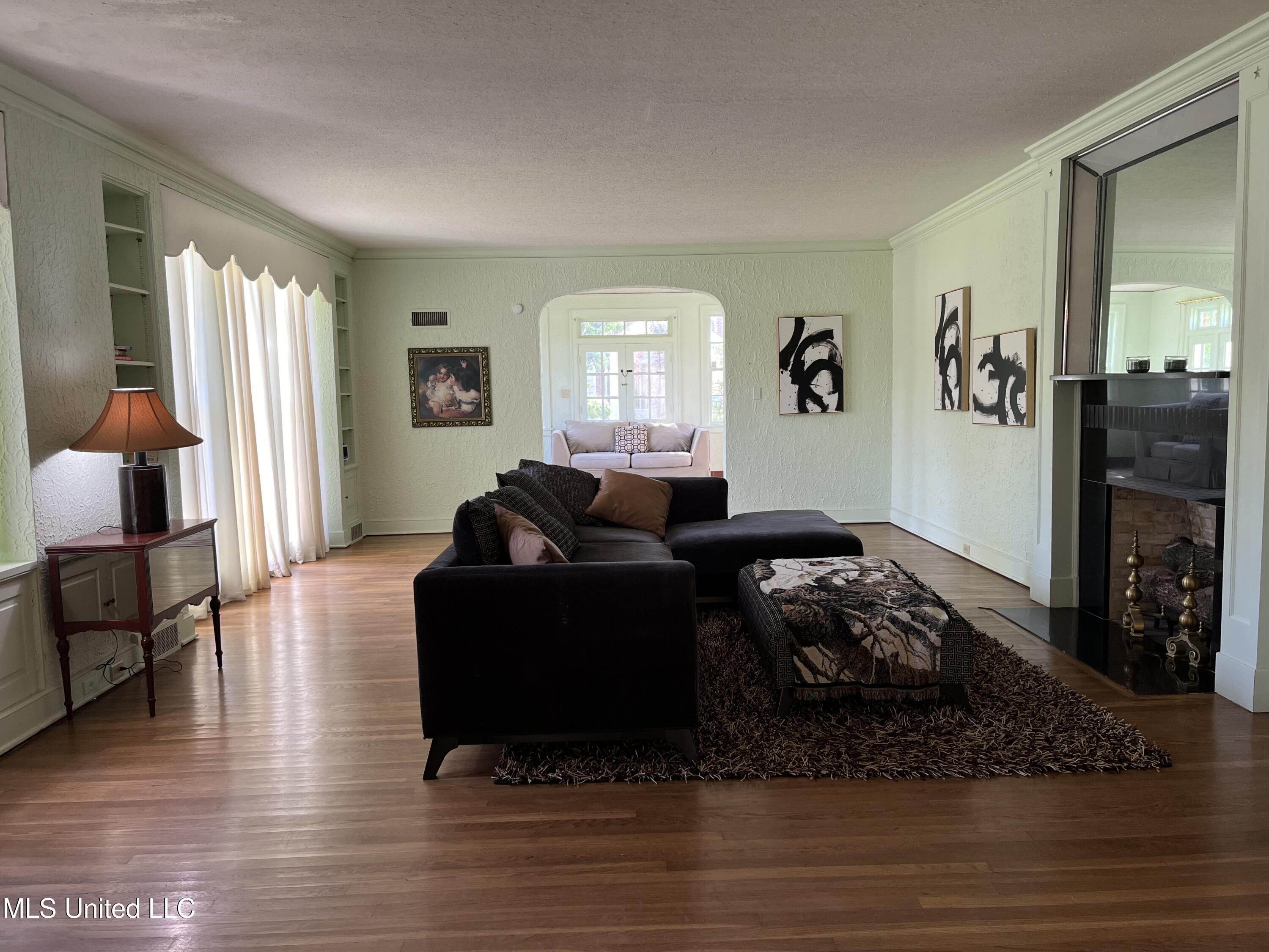 607 W 2nd Street Property Photo 2