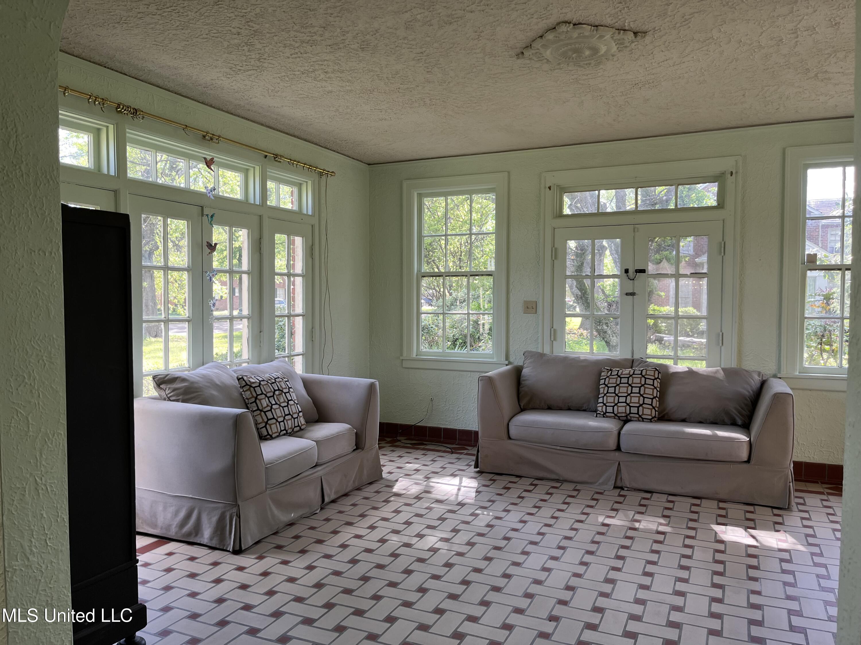 607 W 2nd Street Property Photo 3