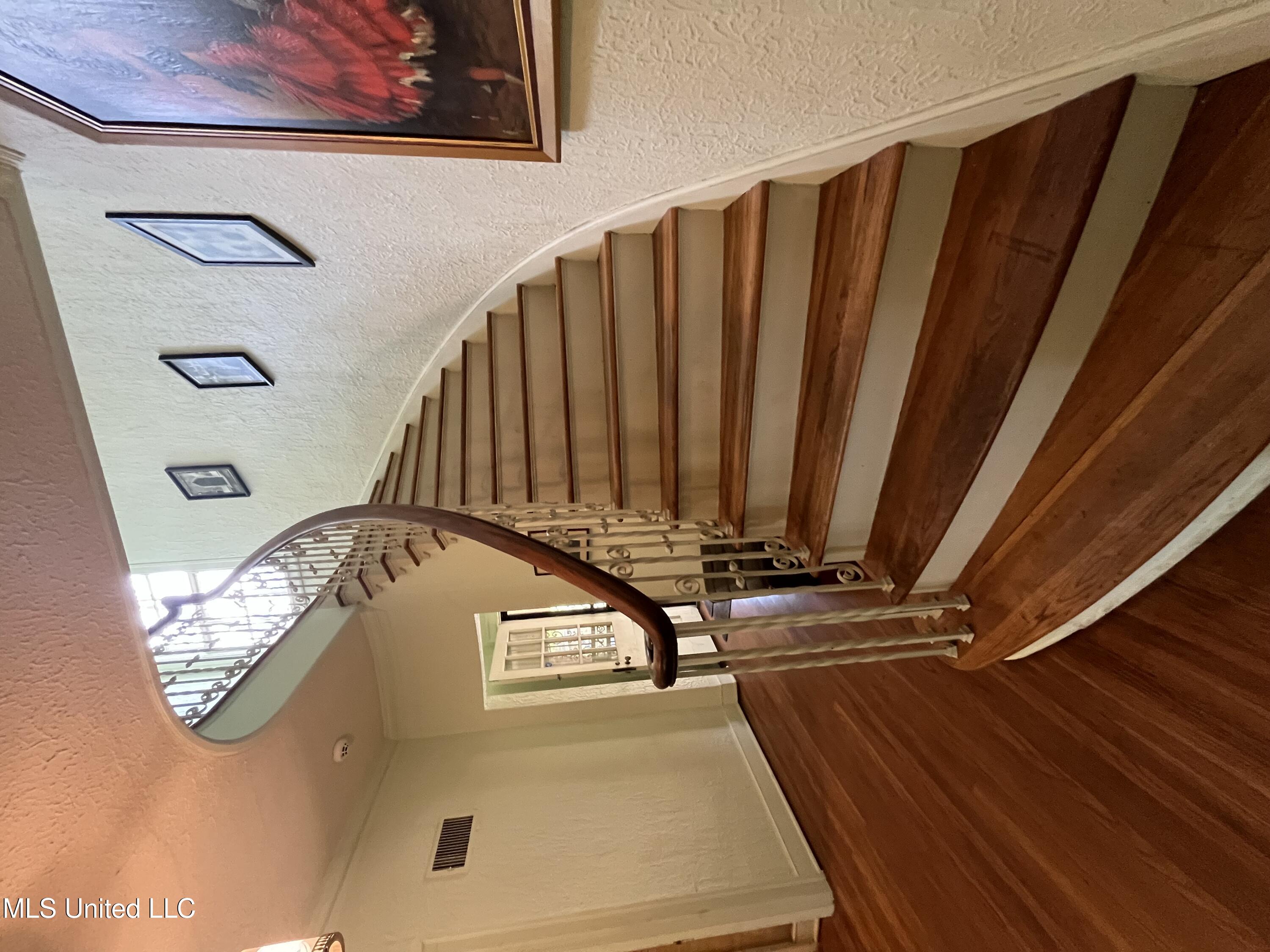 607 W 2nd Street Property Photo 4