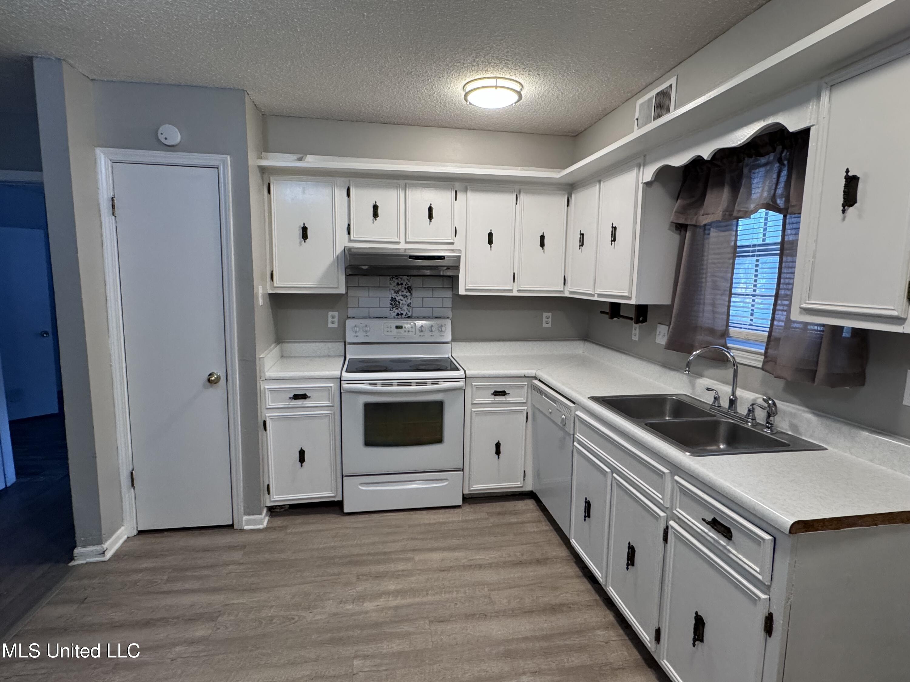 8355 Greenbrook Parkway Property Photo 4