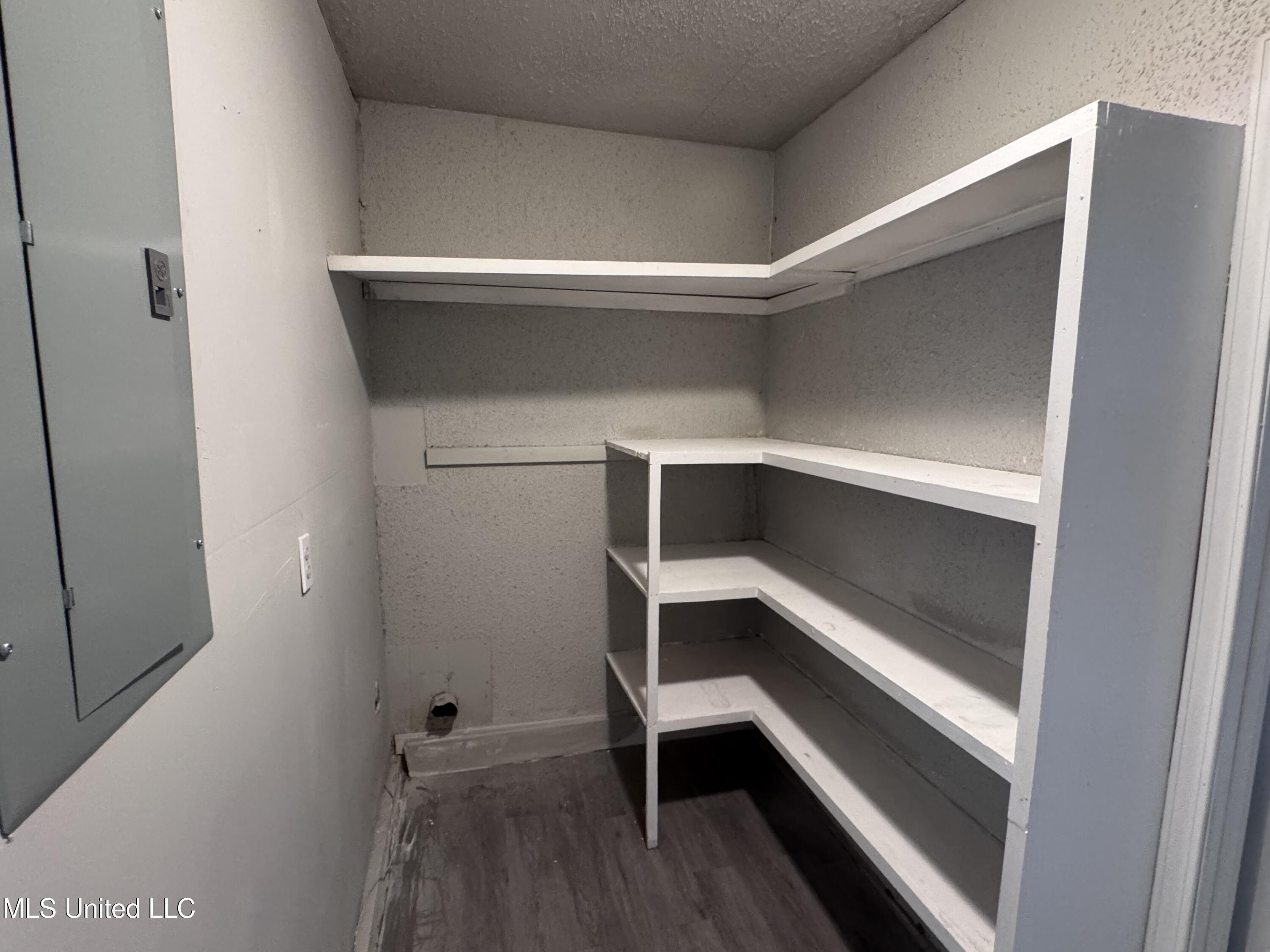 8355 Greenbrook Parkway Property Photo 7