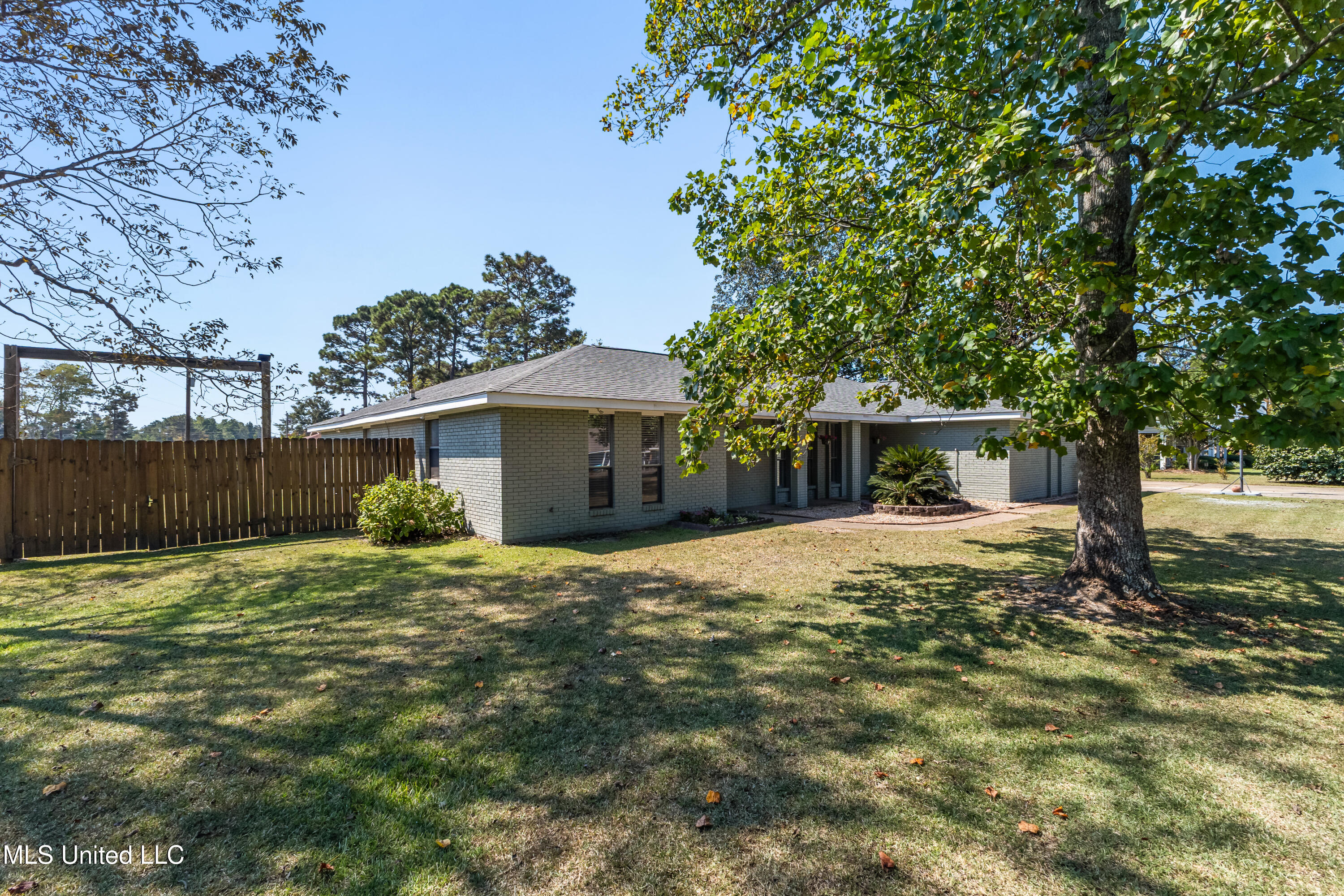 102 Little John Drive Property Photo 4