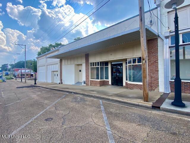 120 Railroad Ave Property Photo 6