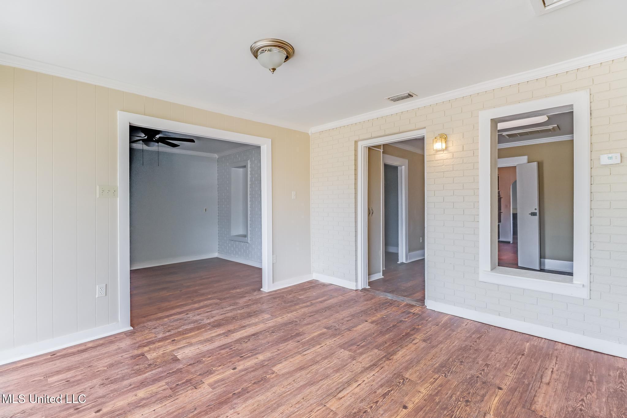 558 E Pass Road Property Photo 6