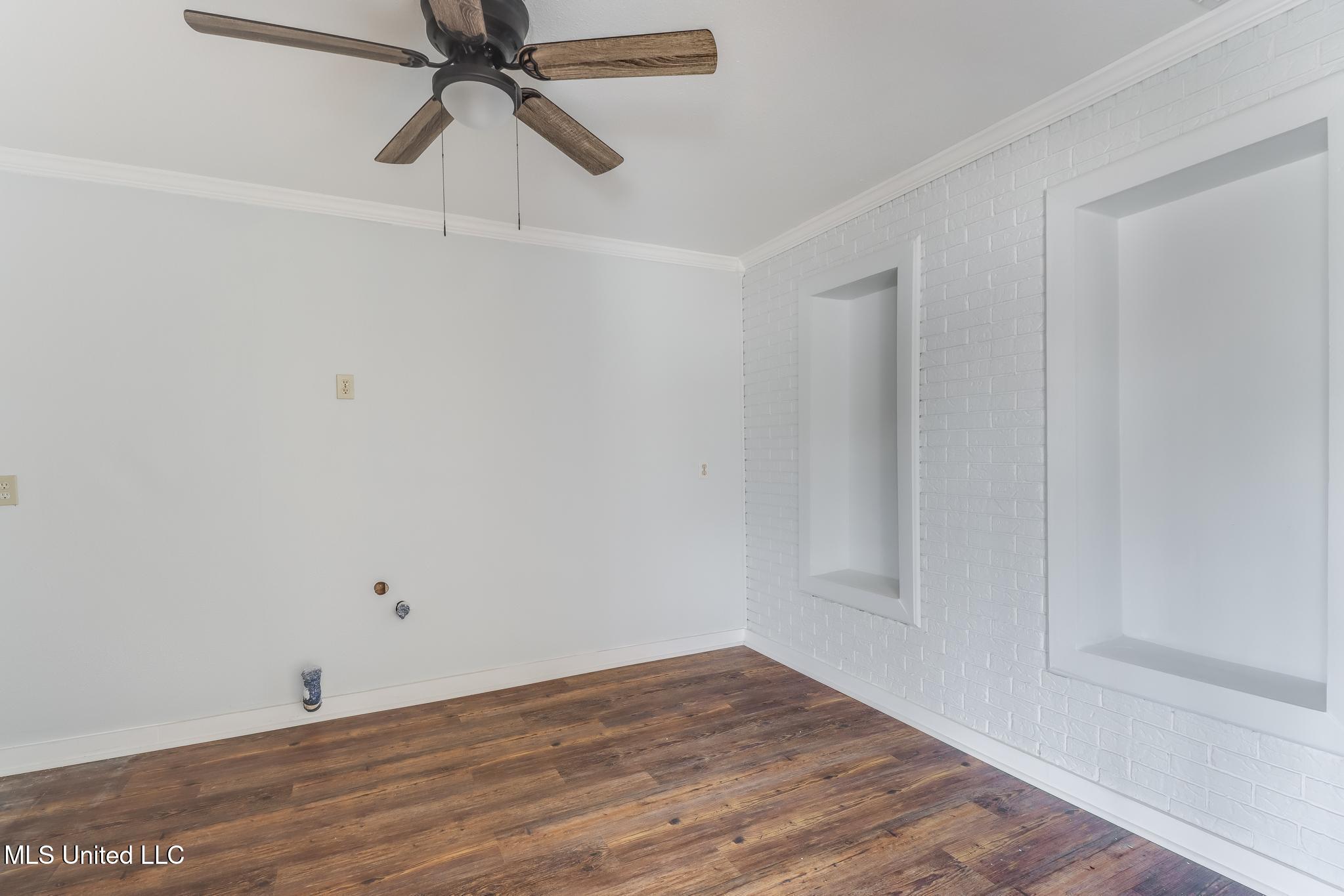 558 E Pass Road Property Photo 7