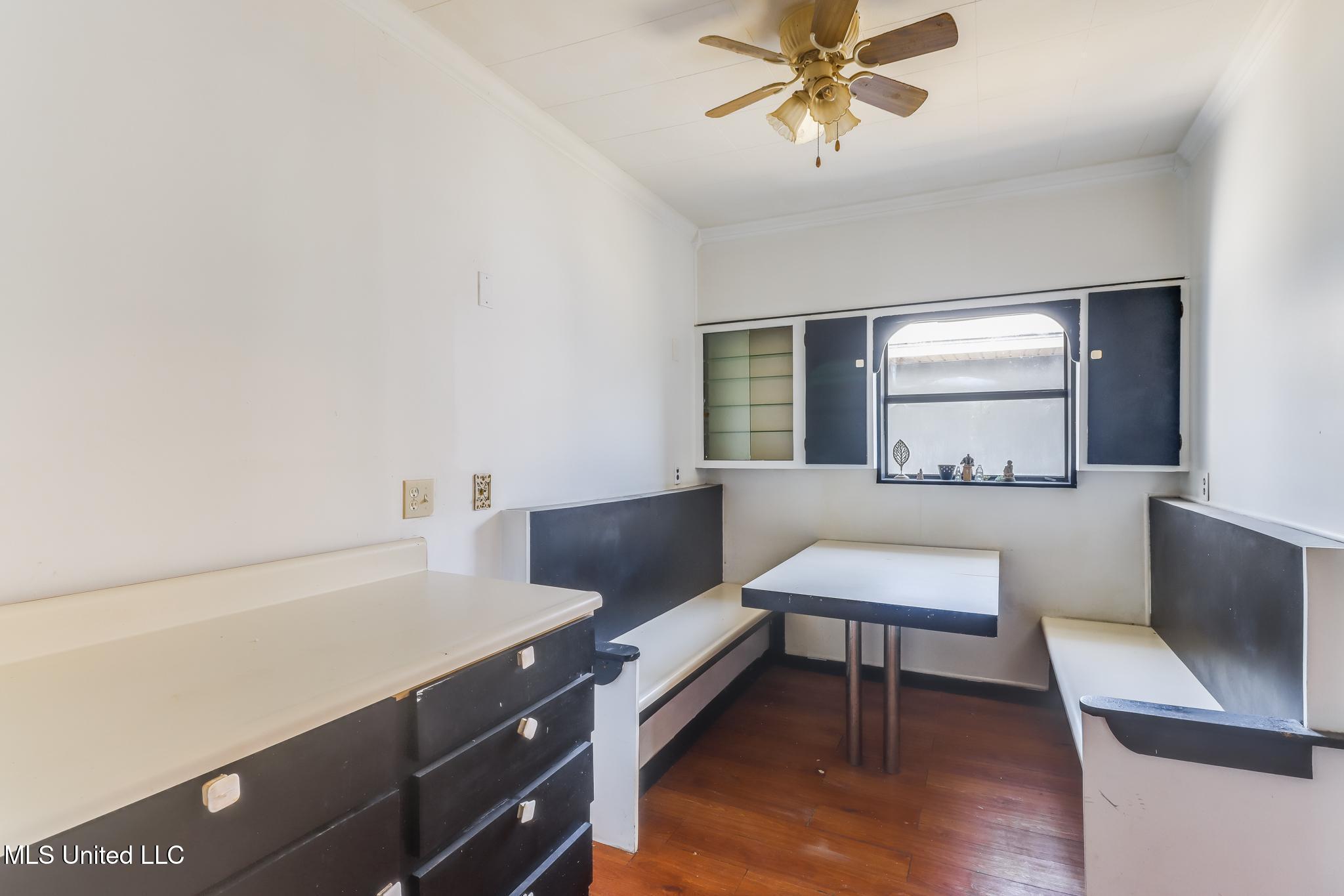 558 E Pass Road Property Photo 15