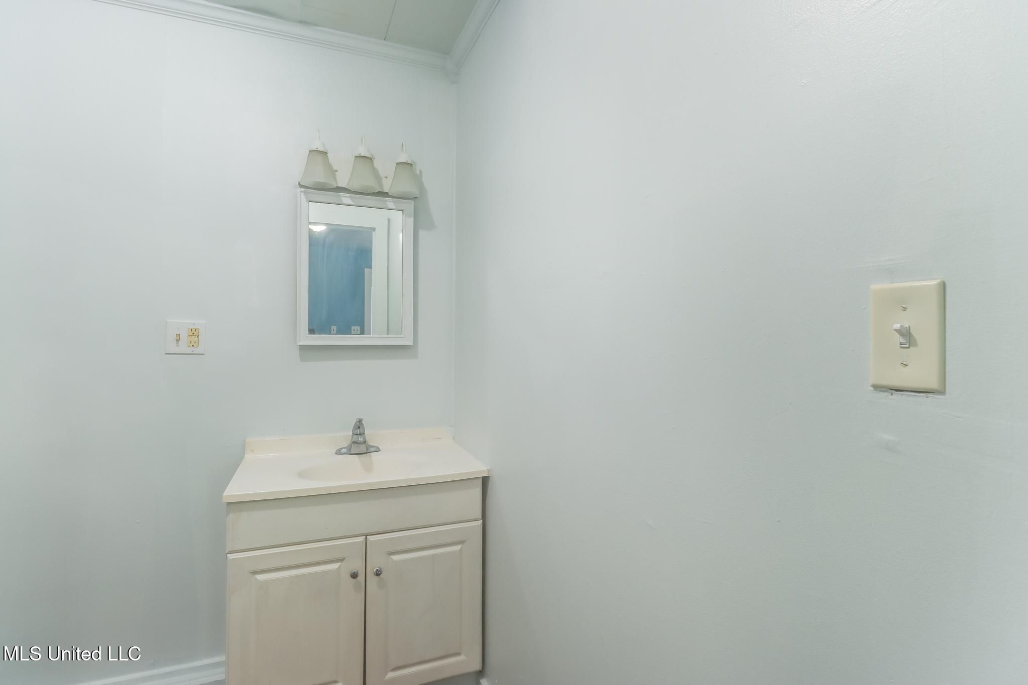 558 E Pass Road Property Photo 22