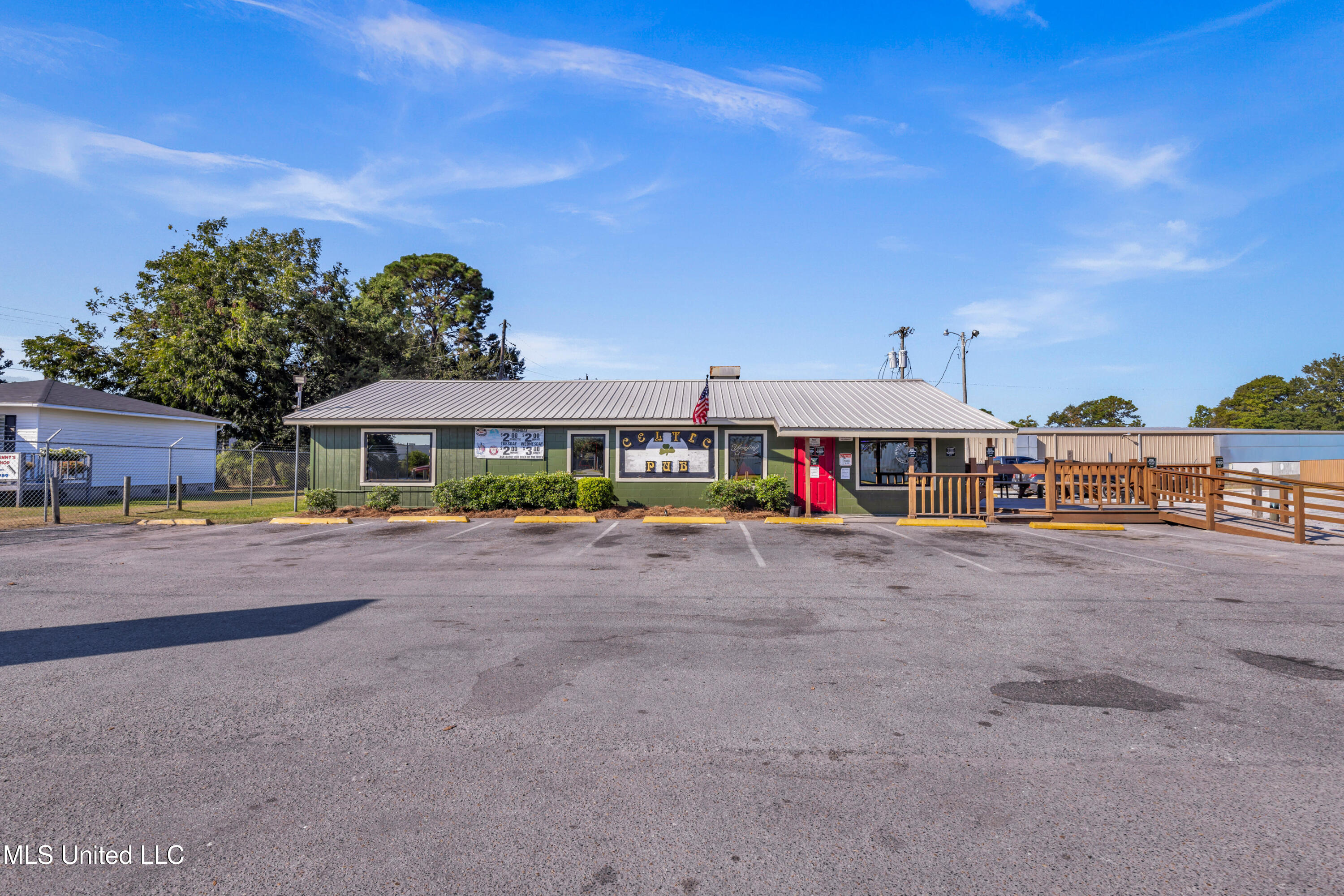 4901 Chicot Road Property Photo 1