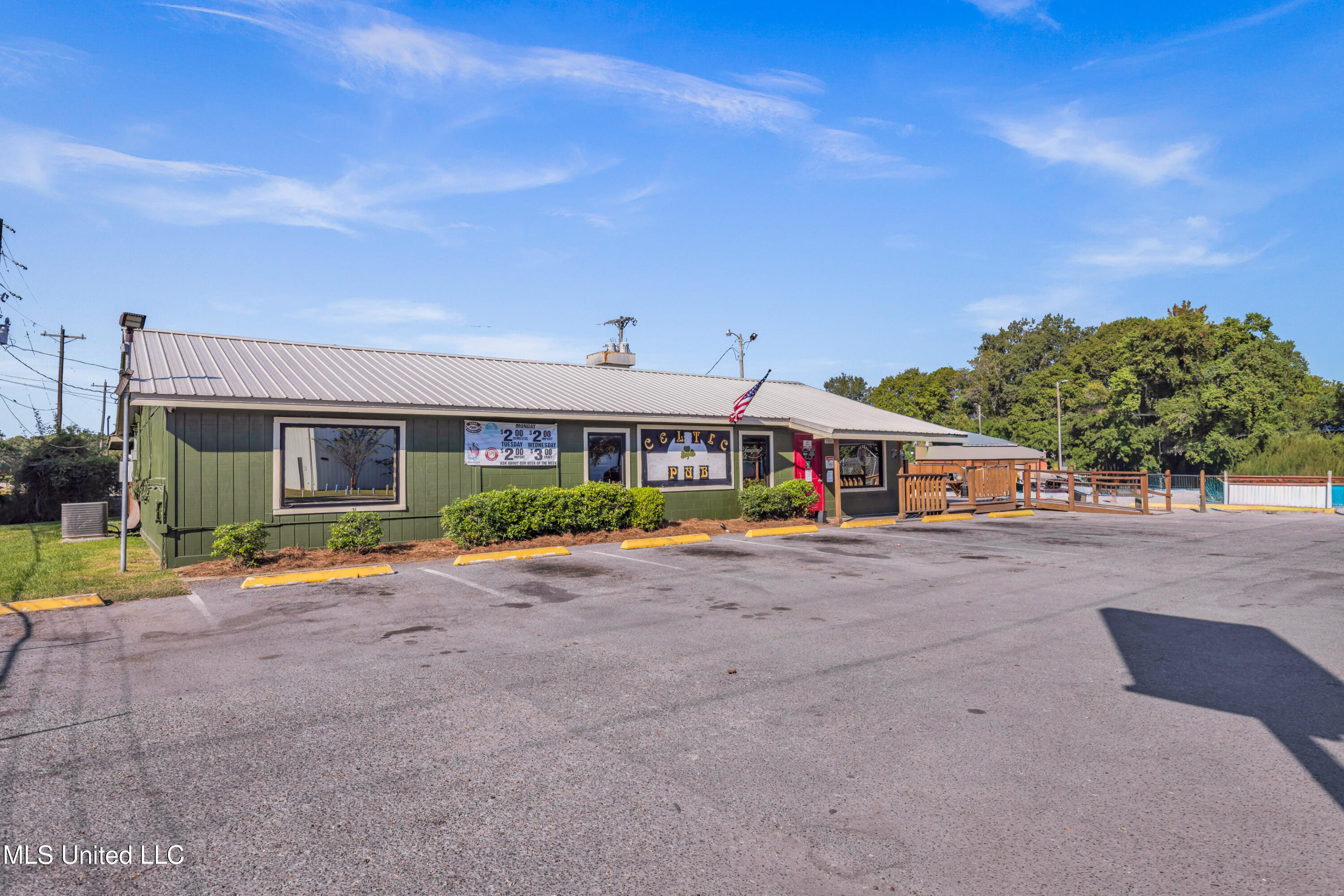 4901 Chicot Road Property Photo 2