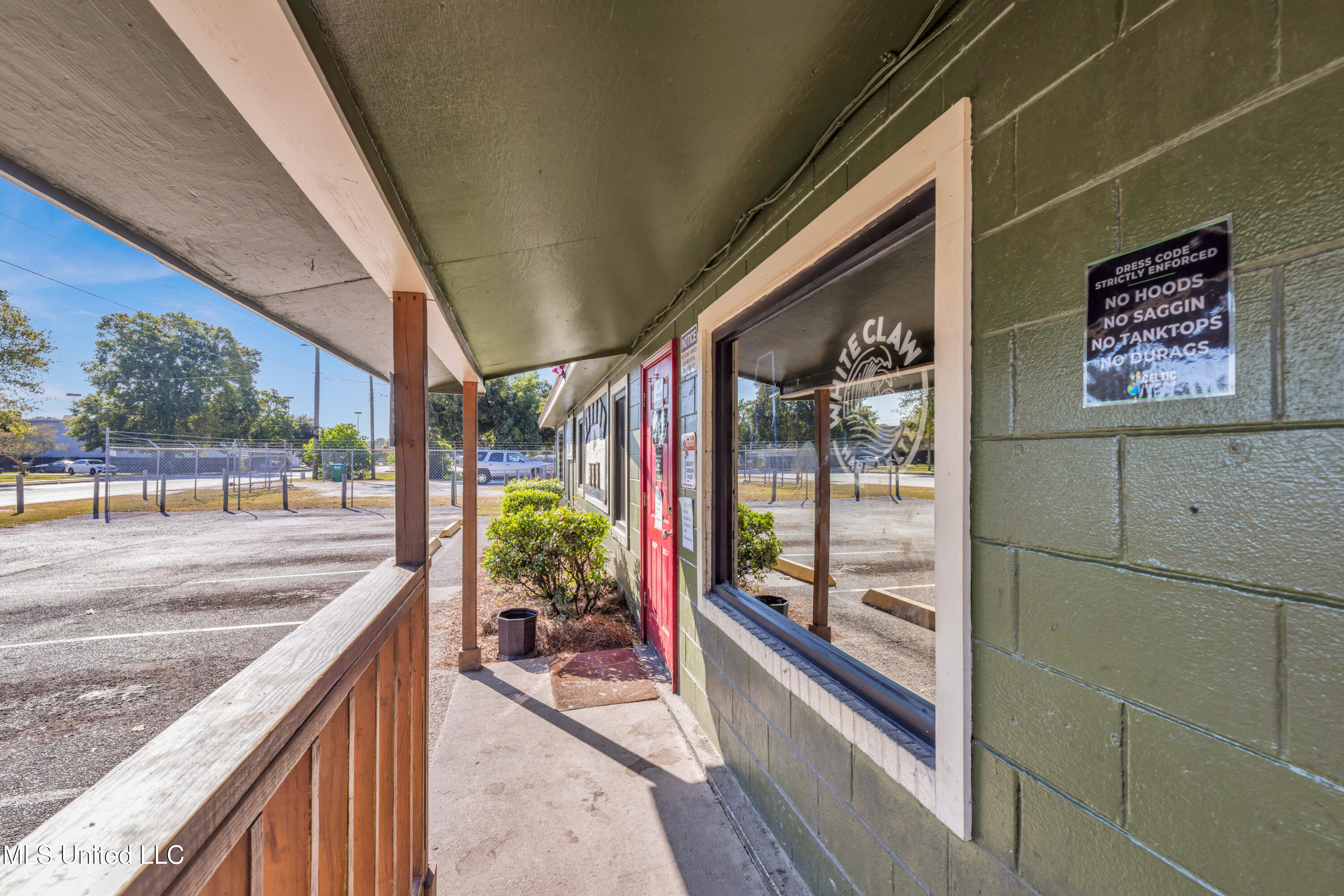 4901 Chicot Road Property Photo 7