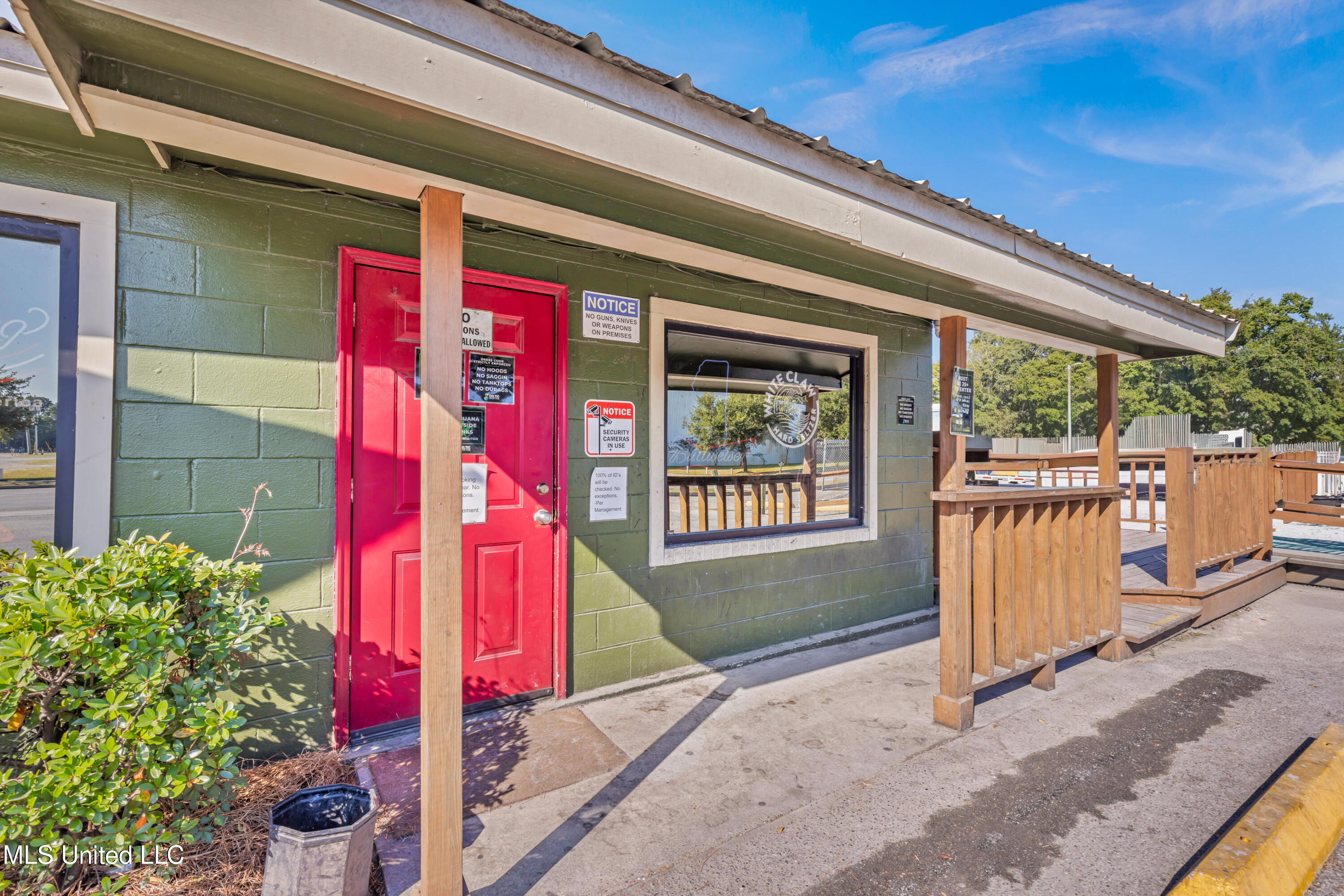 4901 Chicot Road Property Photo 8