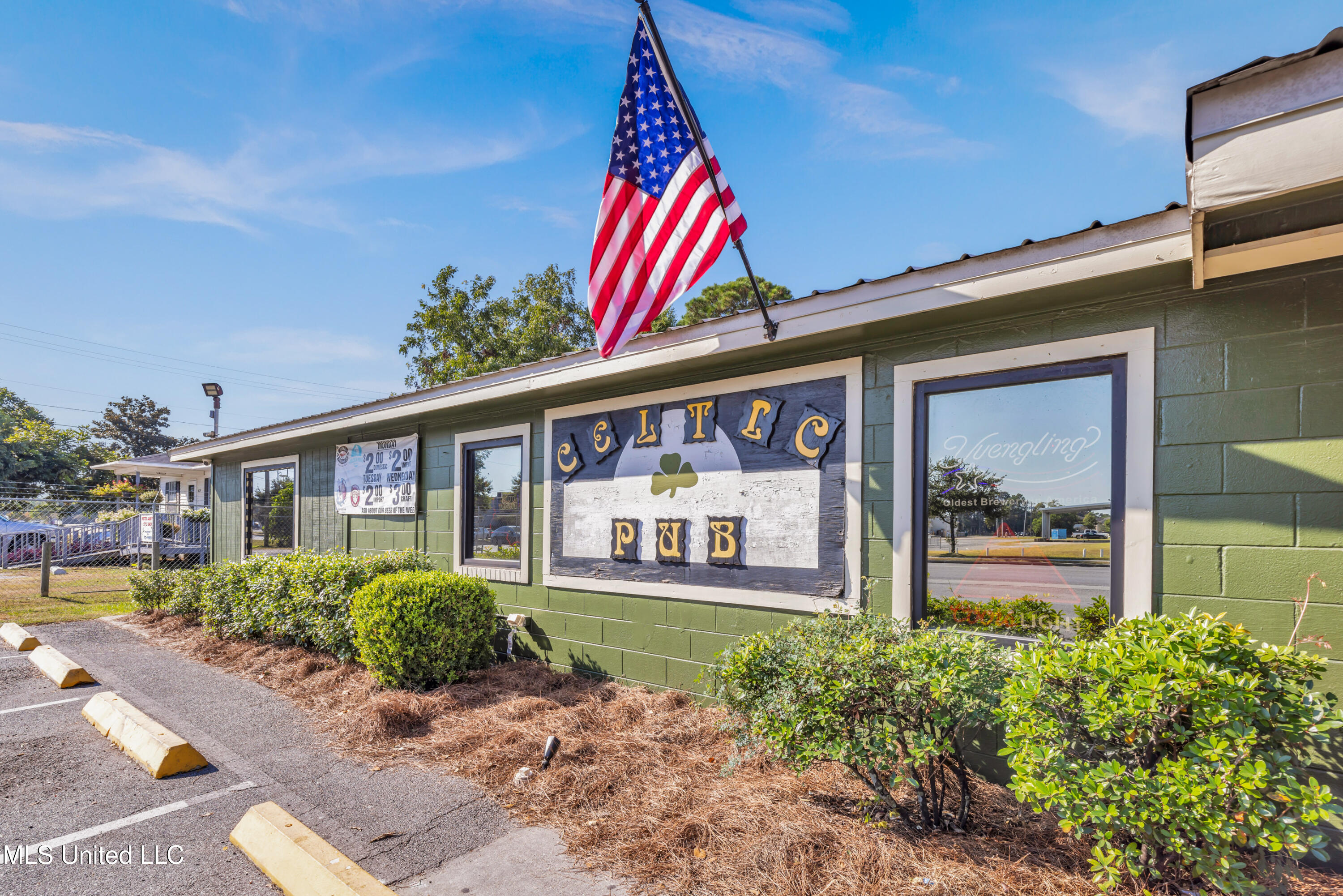 4901 Chicot Road Property Photo 9