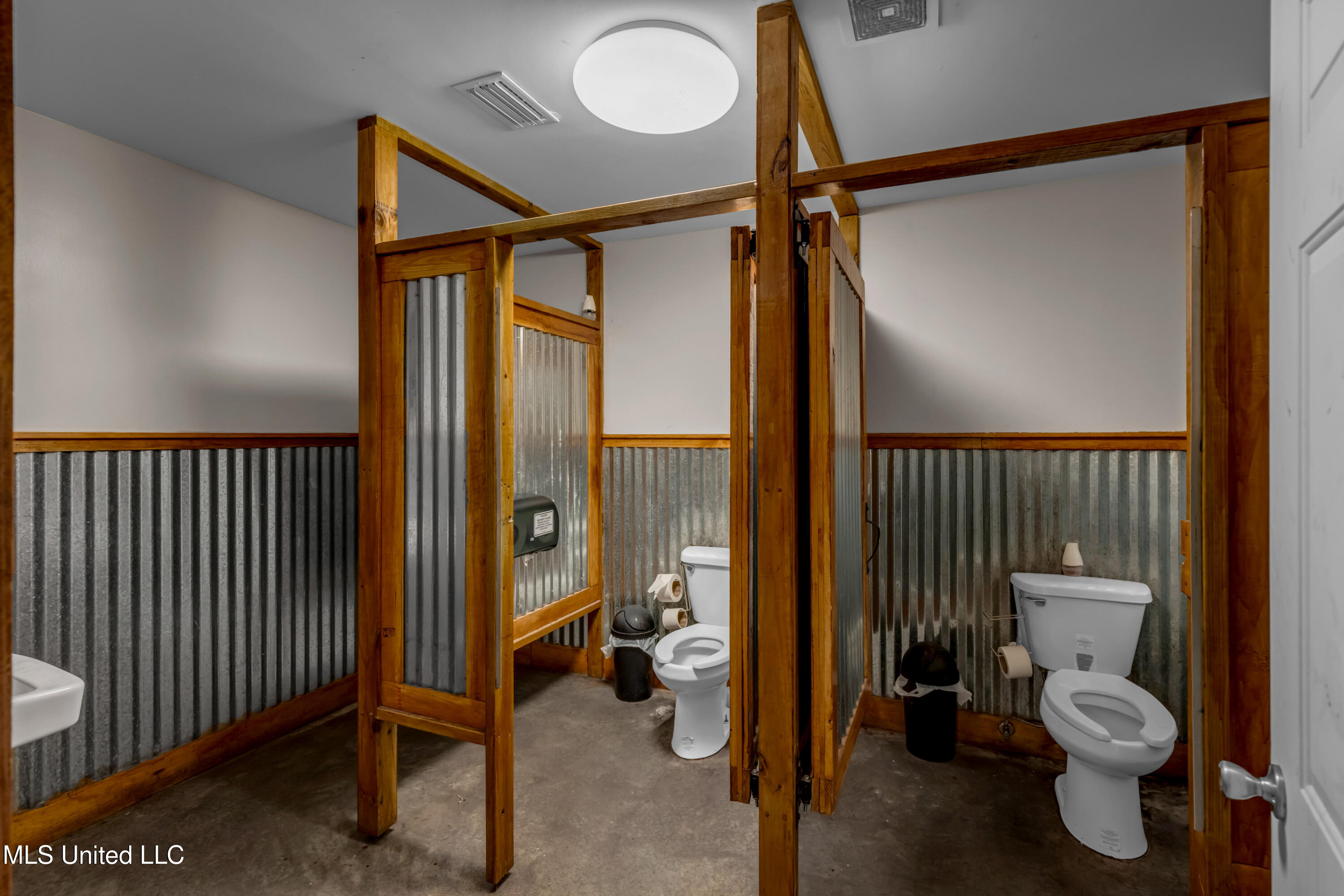 4901 Chicot Road Property Photo 28