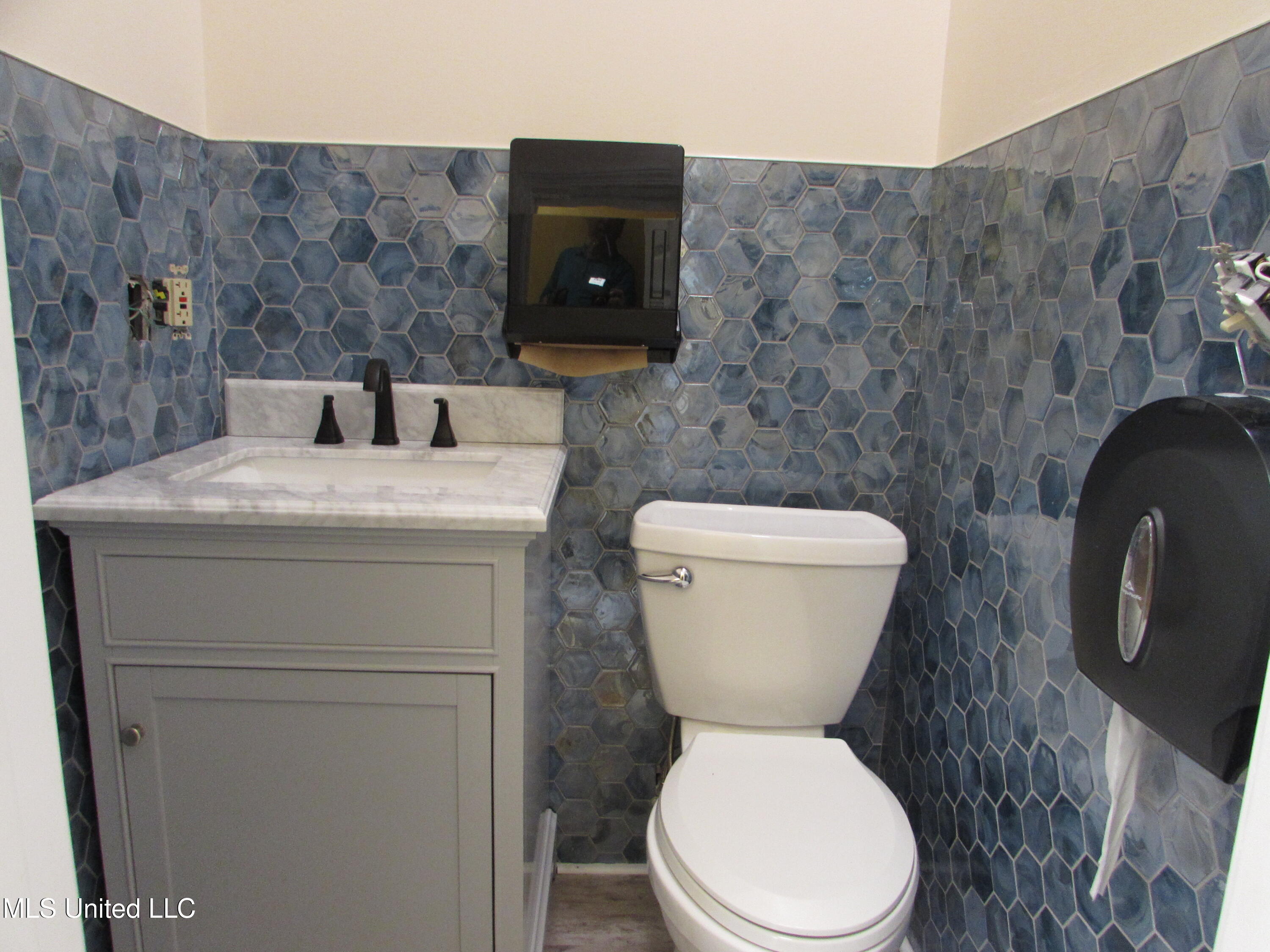 2011 E Pass Road Property Photo 9