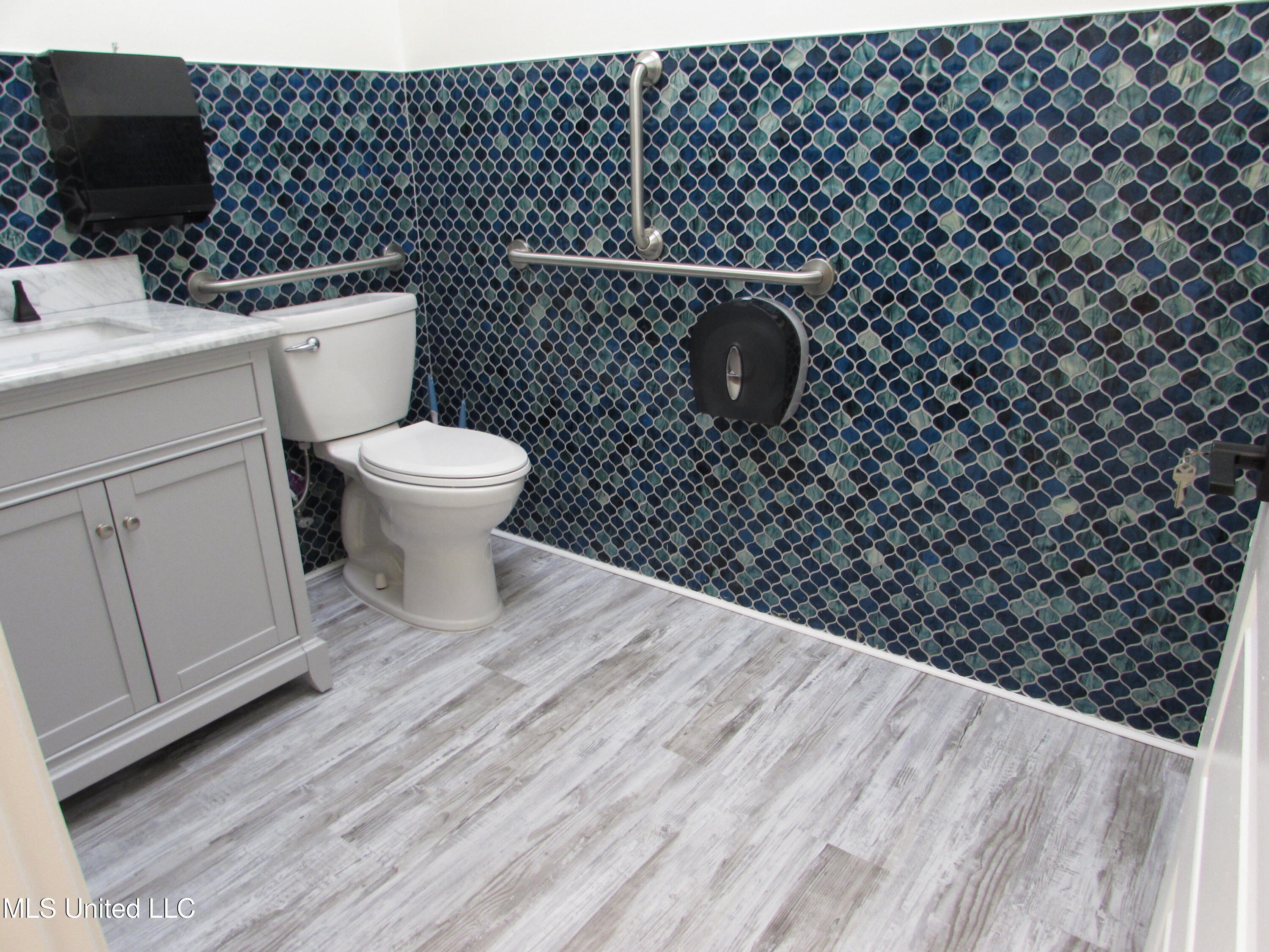 2011 E Pass Road Property Photo 10