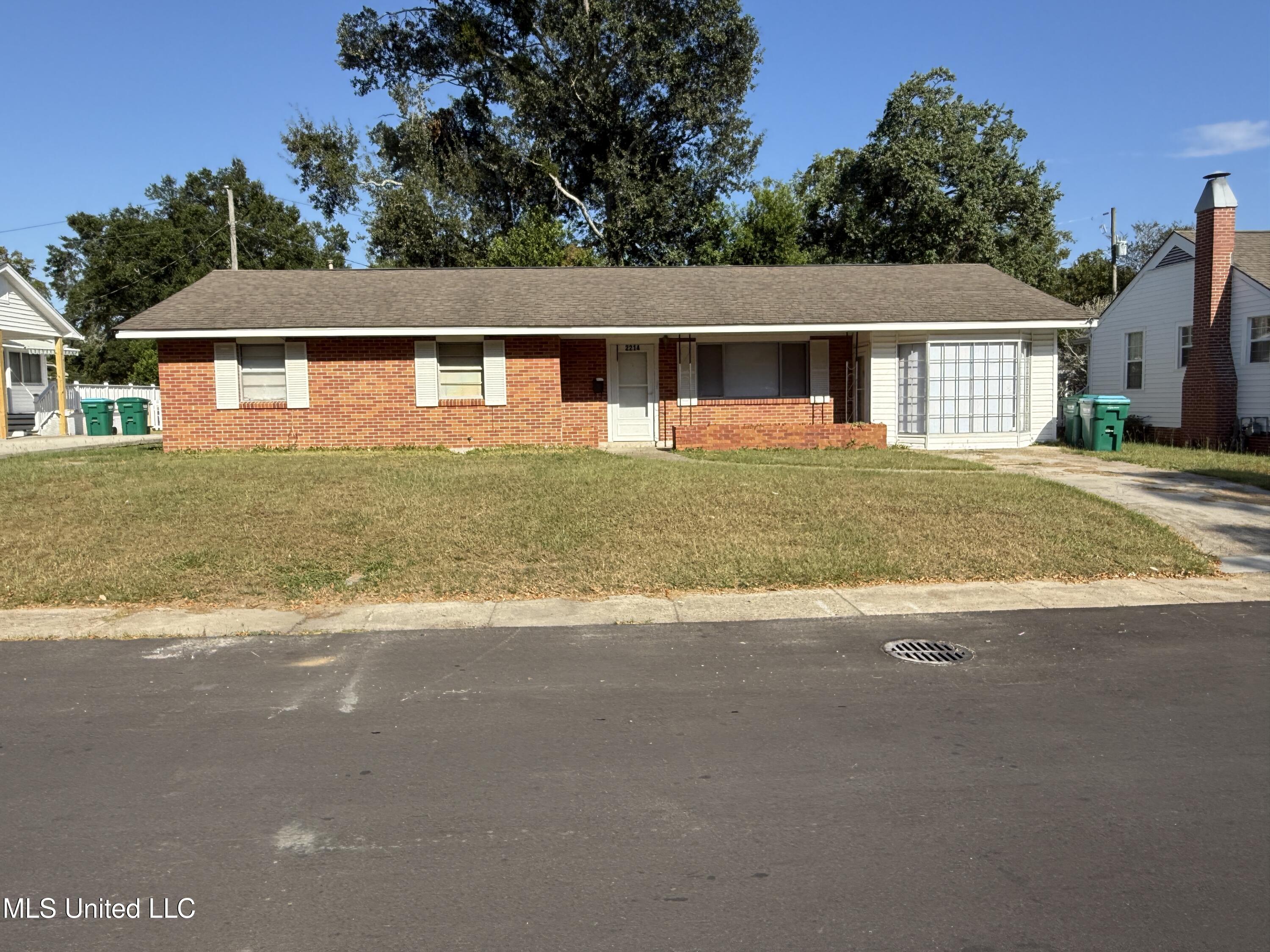 2214 Pine Avenue Property Photo 1