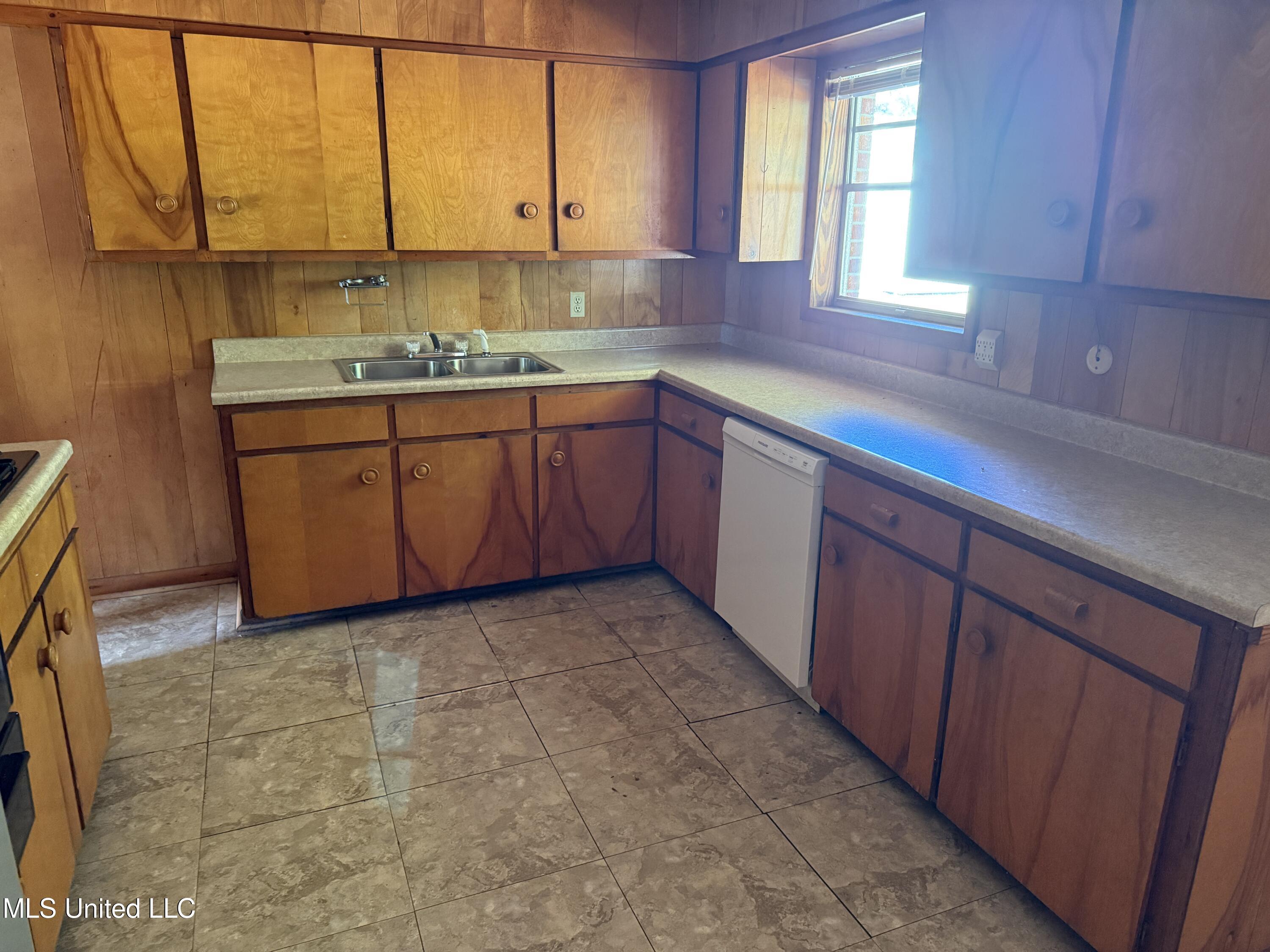 2214 Pine Avenue Property Photo 5