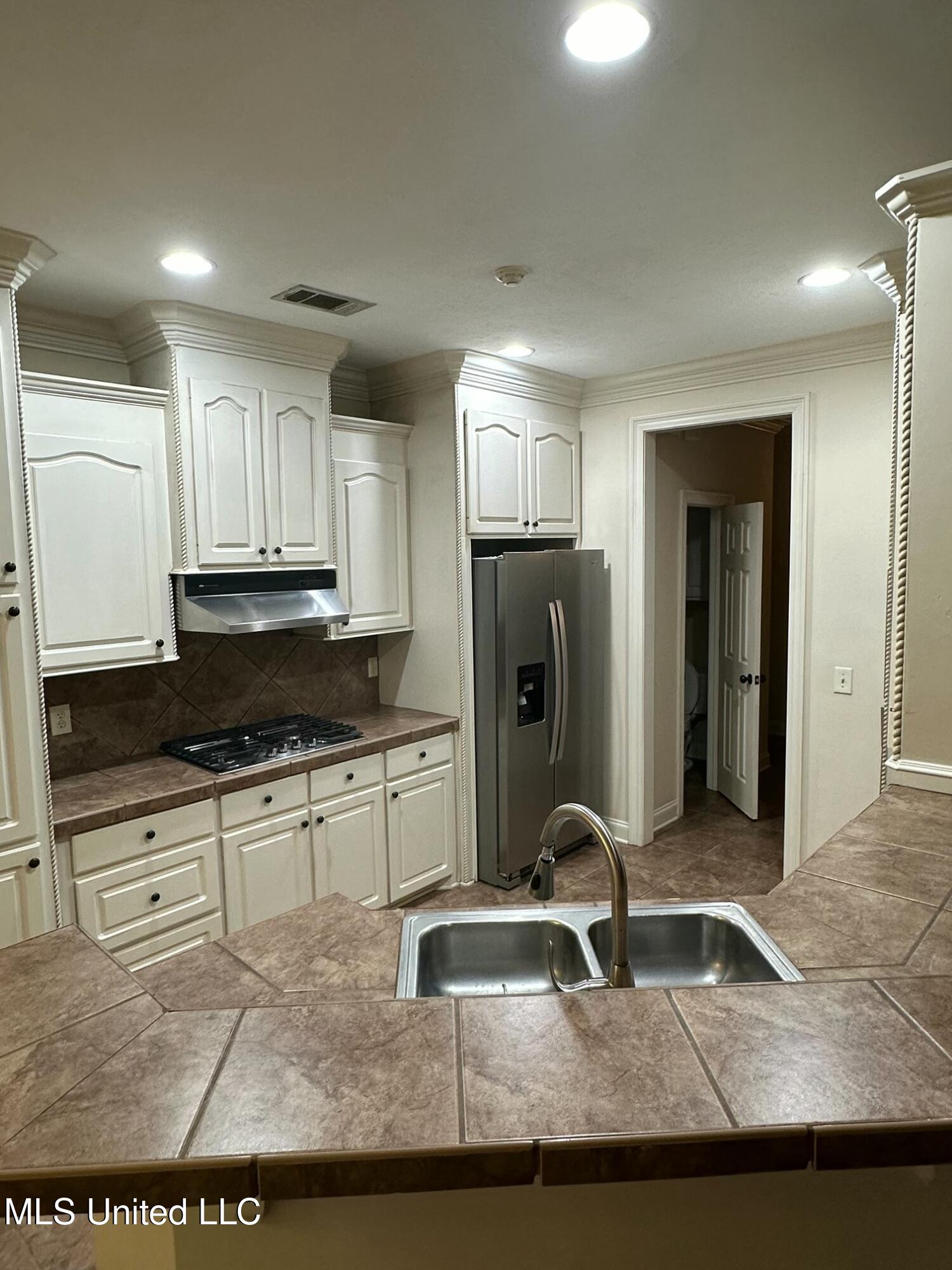 121 Hallmark Place Property Photo 2