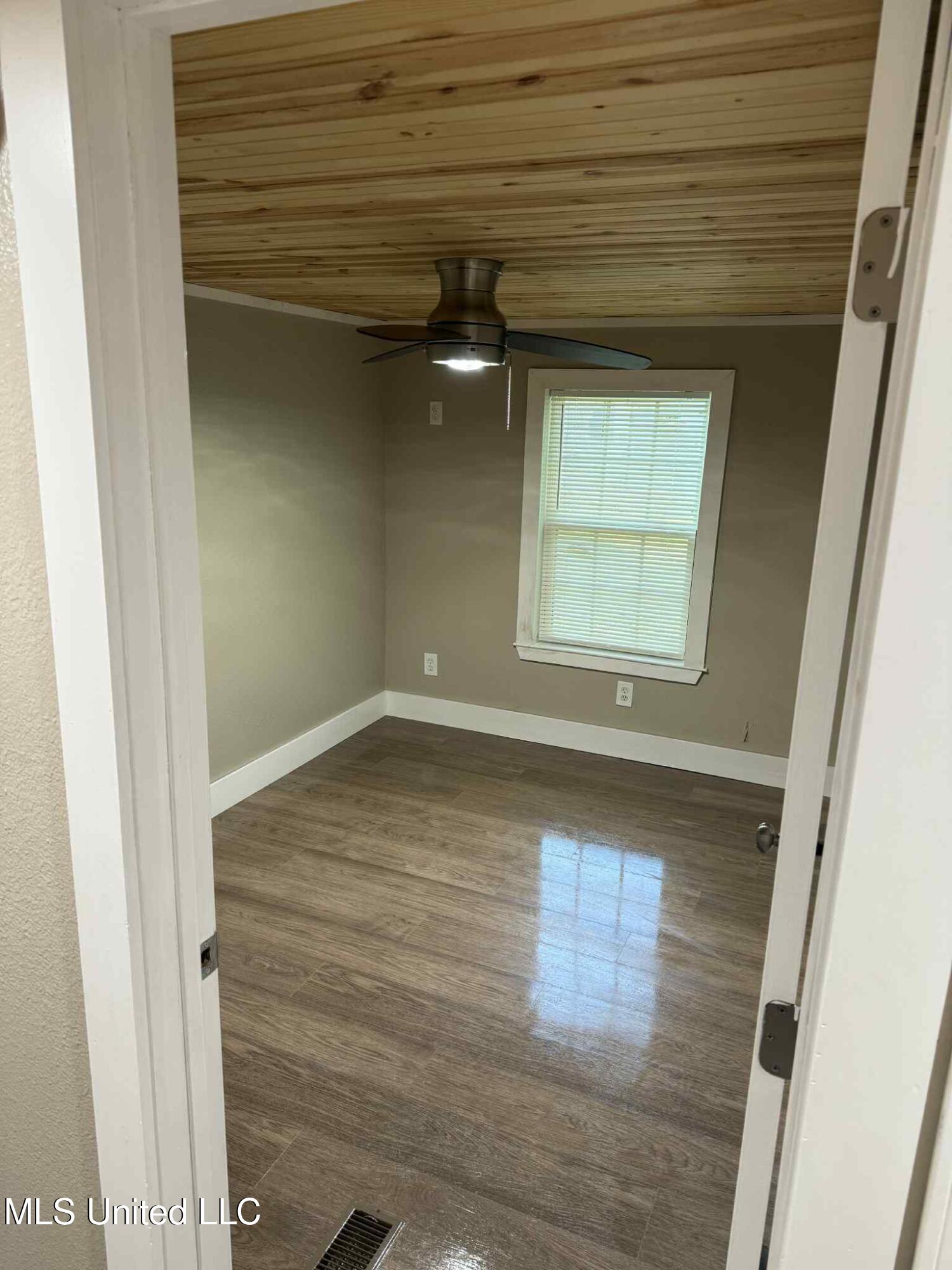 15040 Coggins Cove Property Photo 9