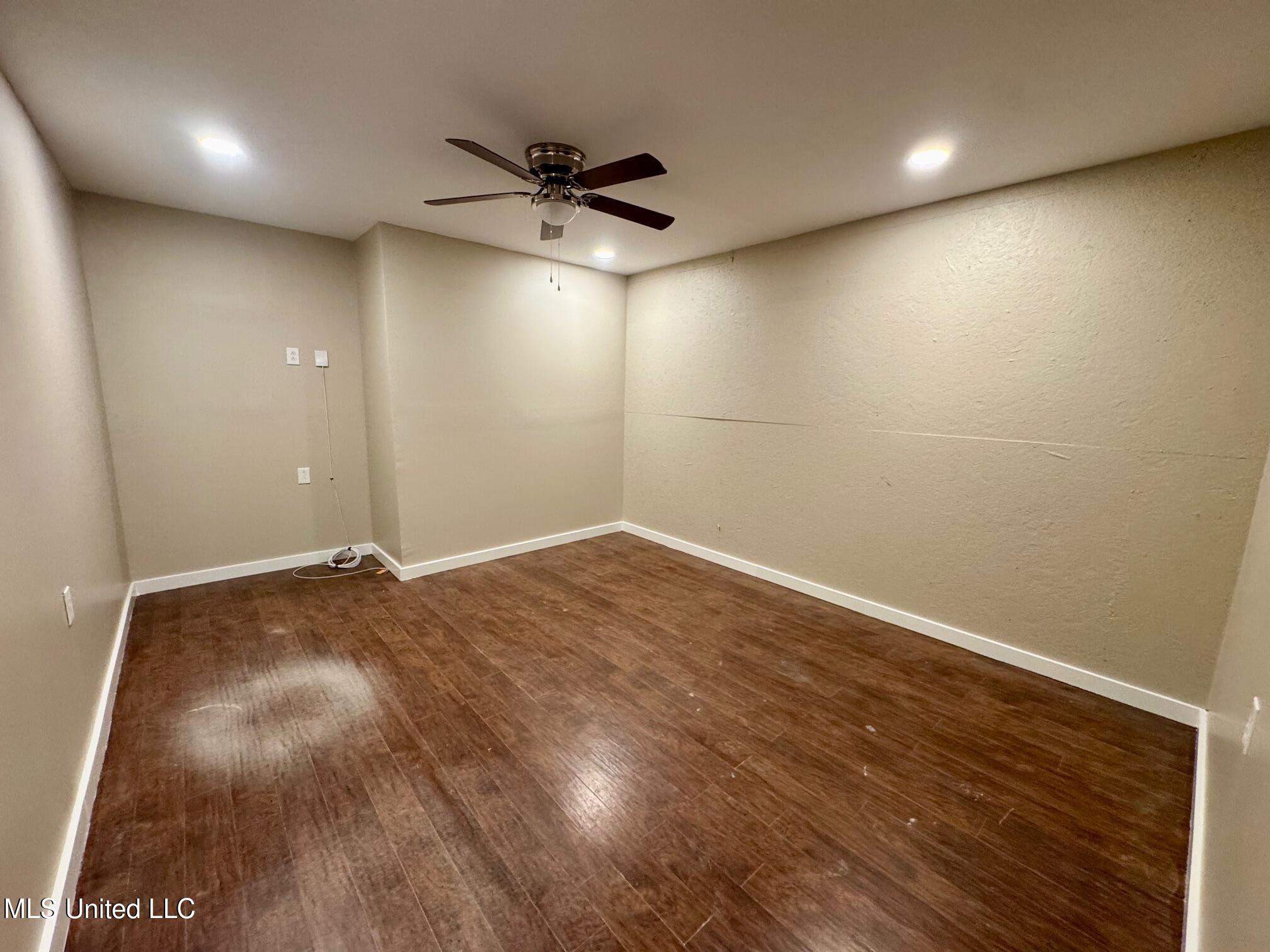 326 Distribution Dr Property Photo 4