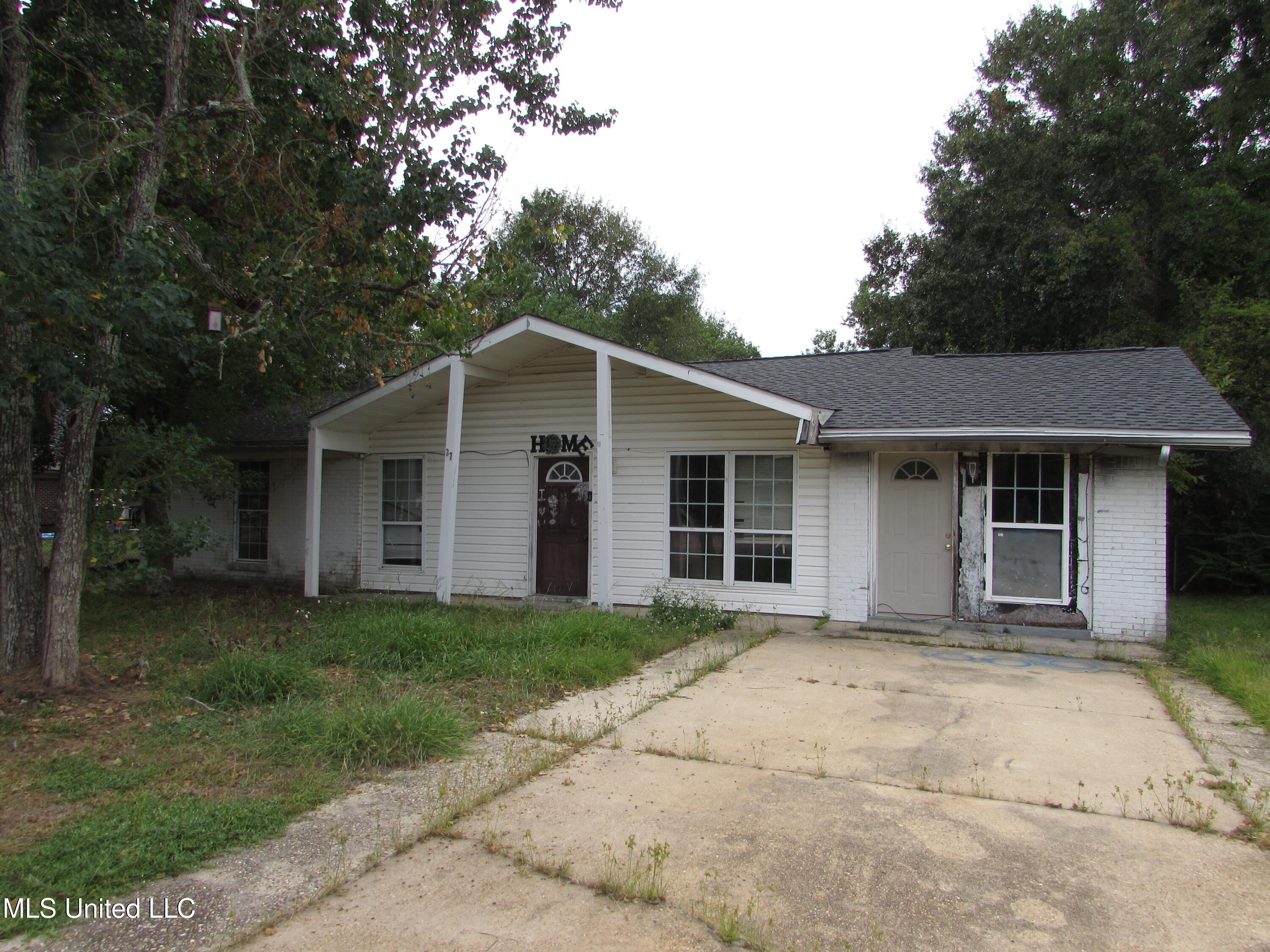 37 Pembrook Circle Property Photo 1