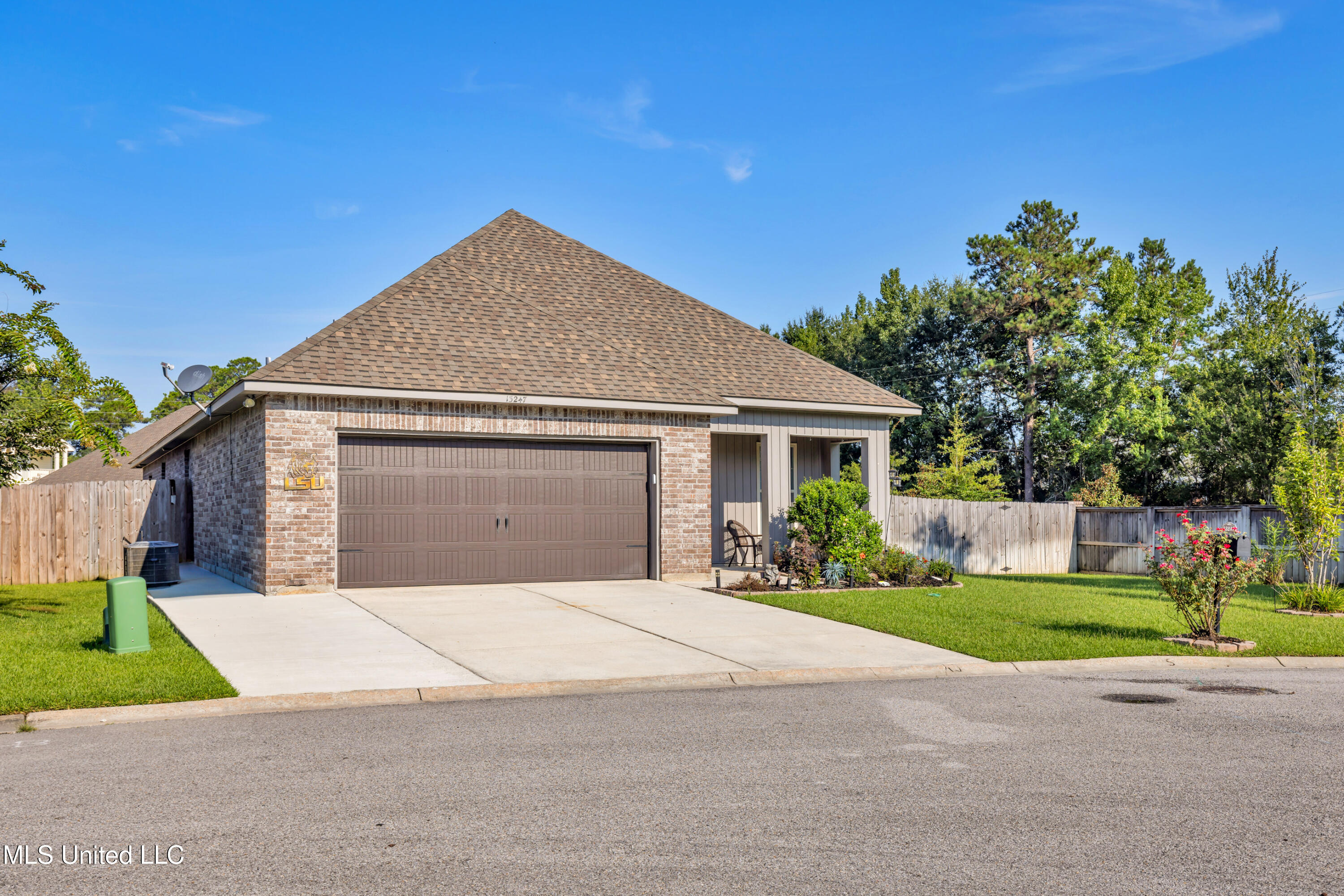 13247 Riverside Cove Property Photo 2