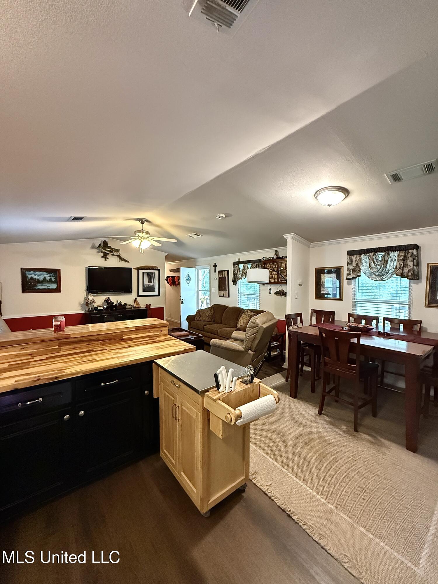 586 Se Hancock Road Property Photo 11
