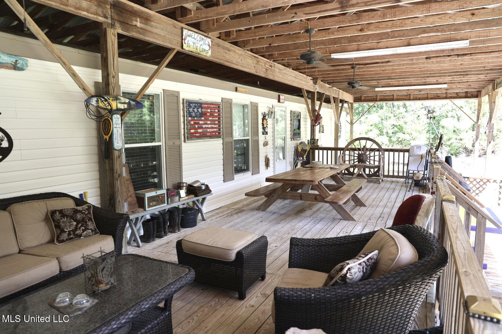 586 Se Hancock Road Property Photo 27