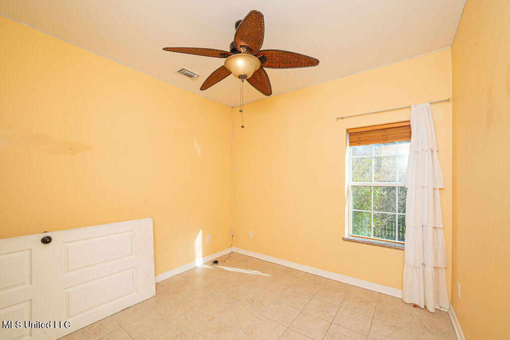 408 Waveland Avenue Property Photo 9