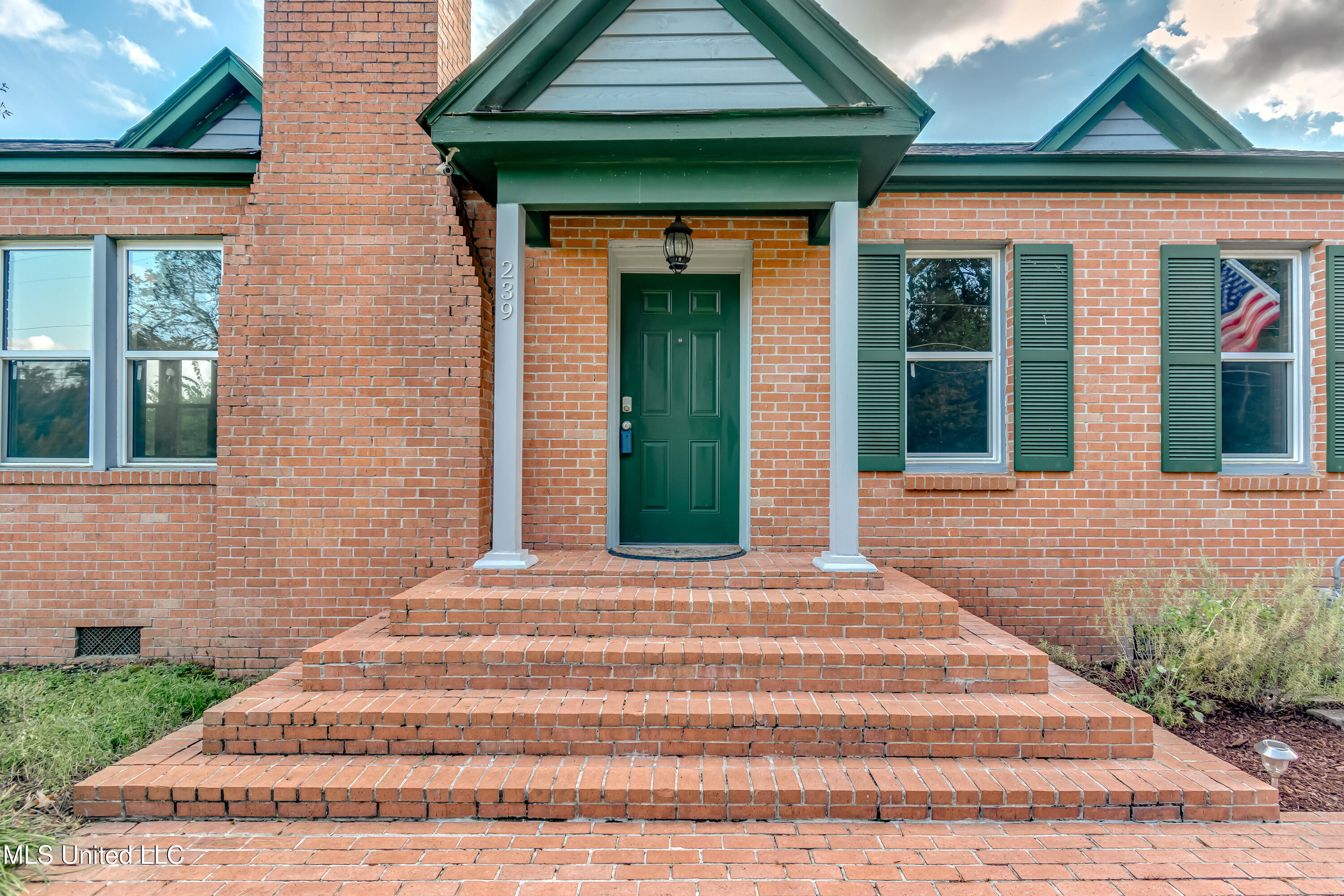 239 Fernwood Drive Property Photo 2