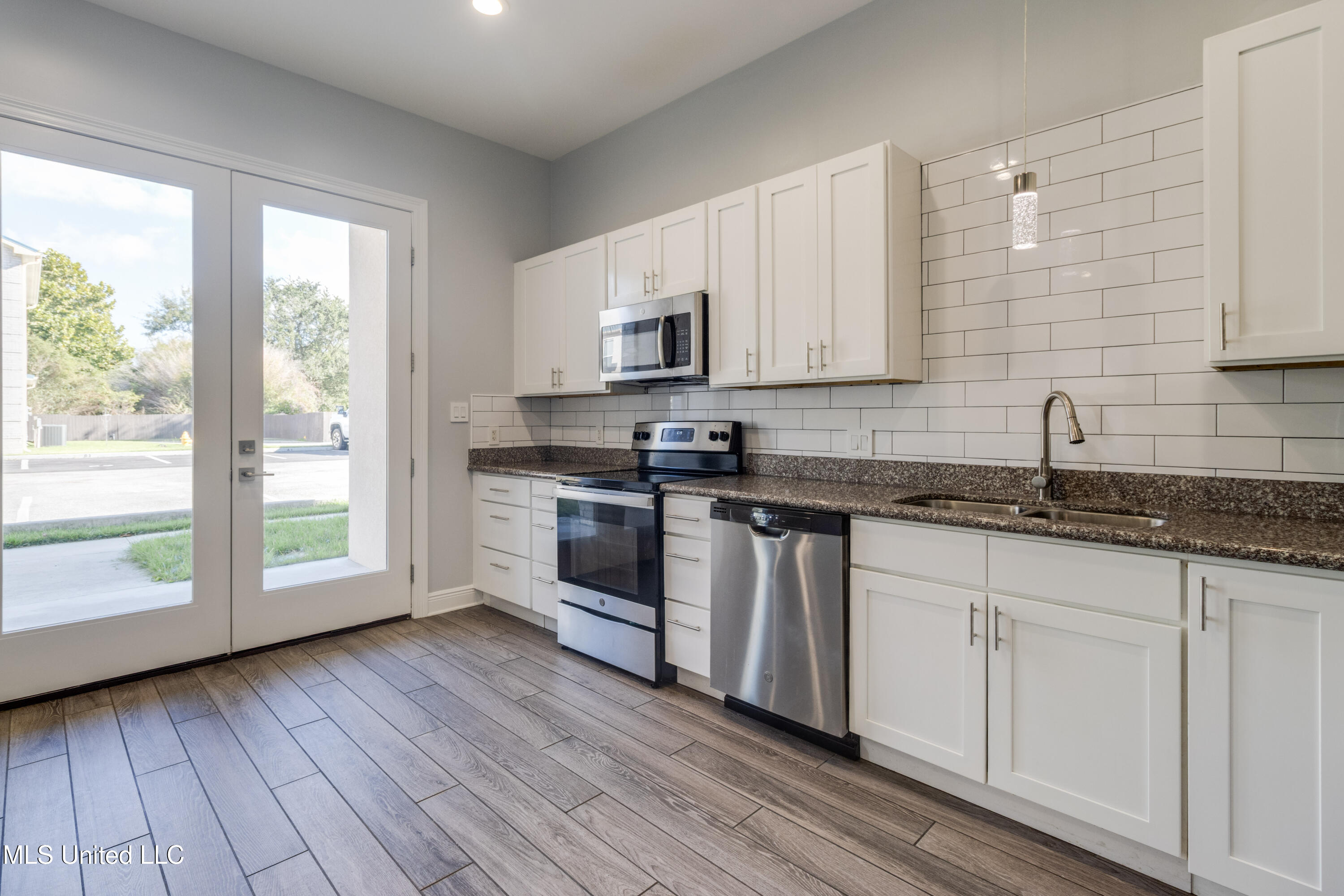 225 Winter Garden Drive Property Photo 2