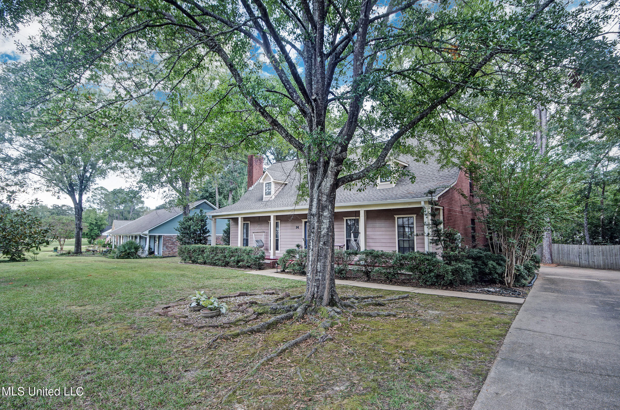 14 Peachtree Lane Property Photo 3