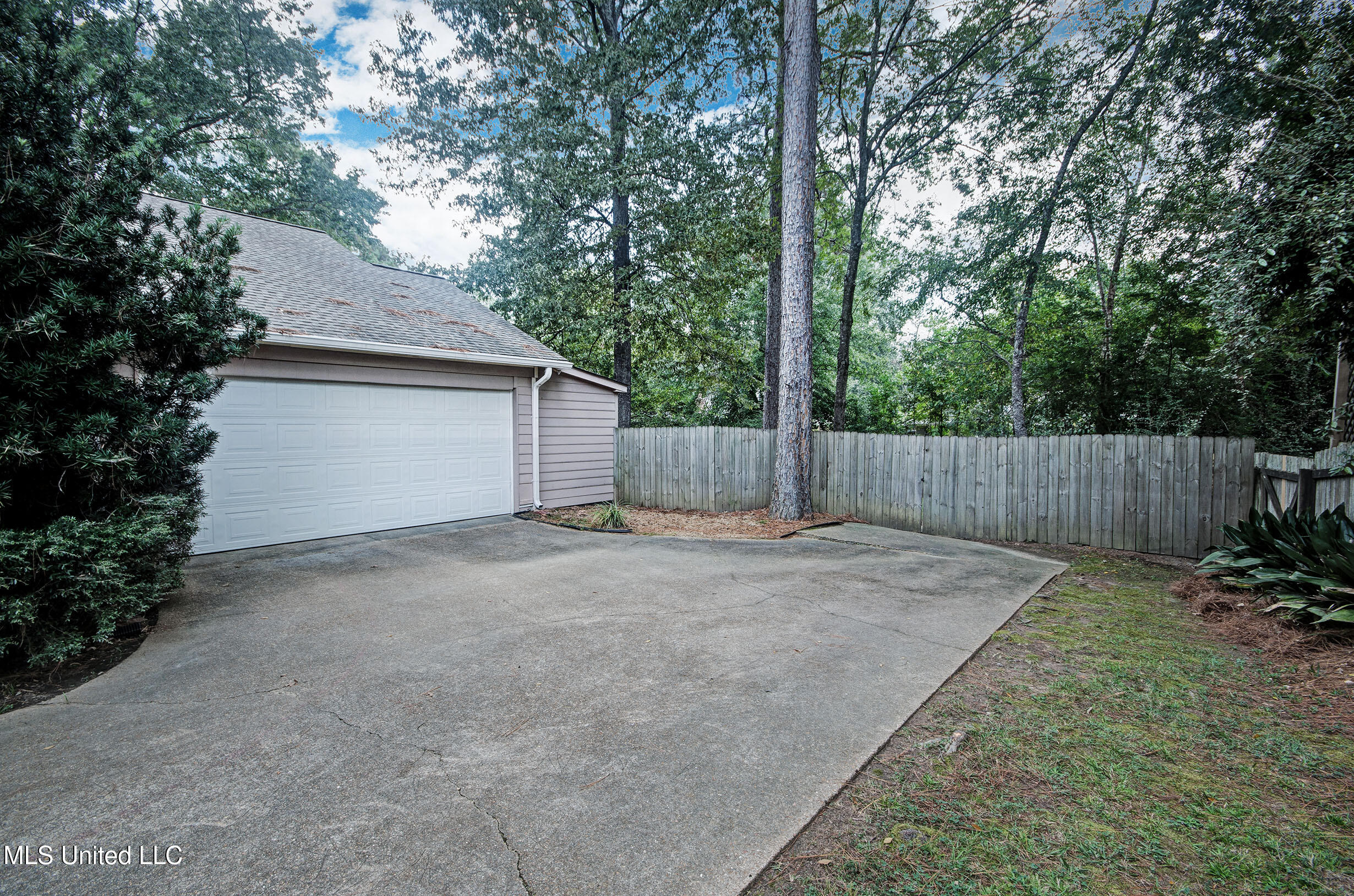 14 Peachtree Lane Property Photo 4