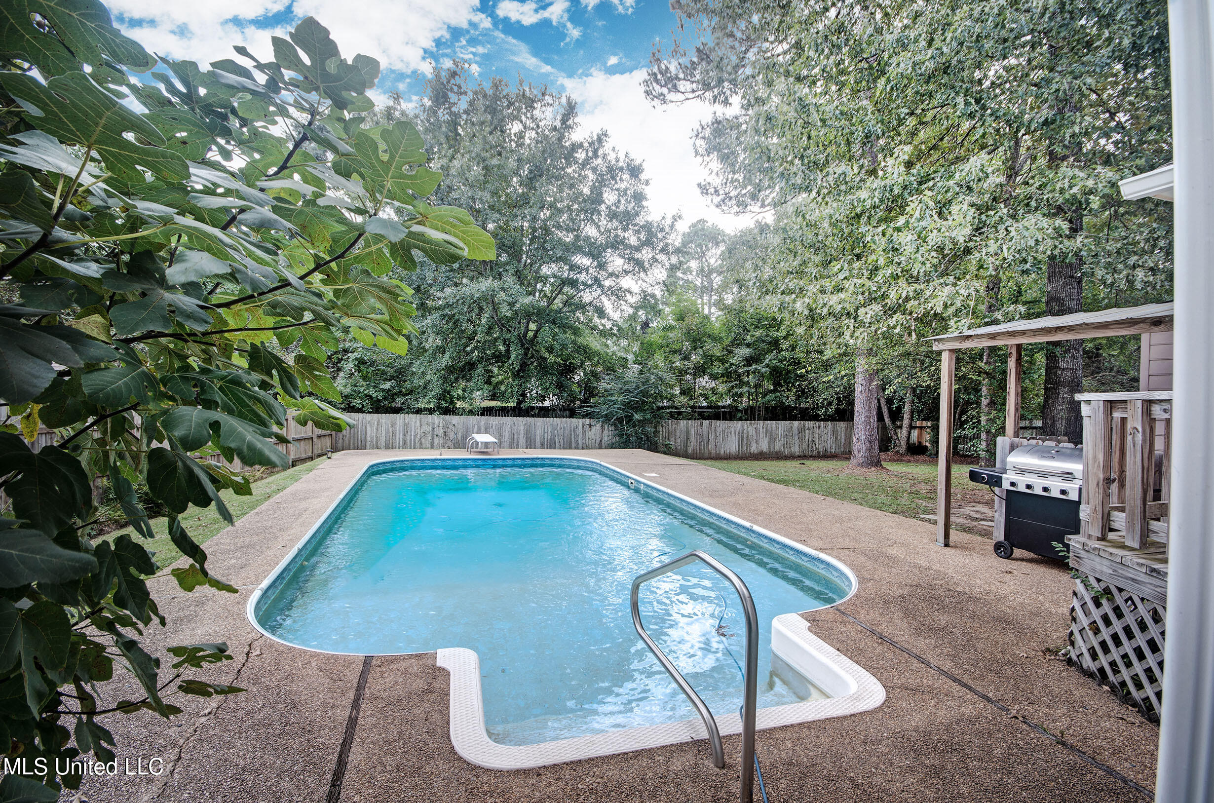 14 Peachtree Lane Property Photo 5