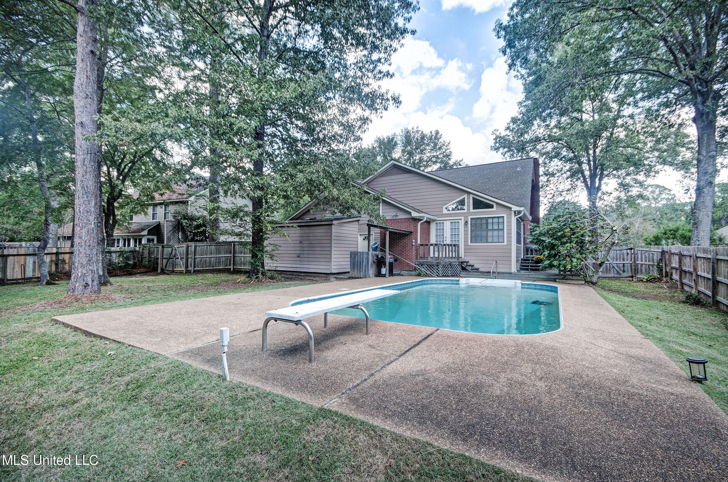 14 Peachtree Lane Property Photo 6