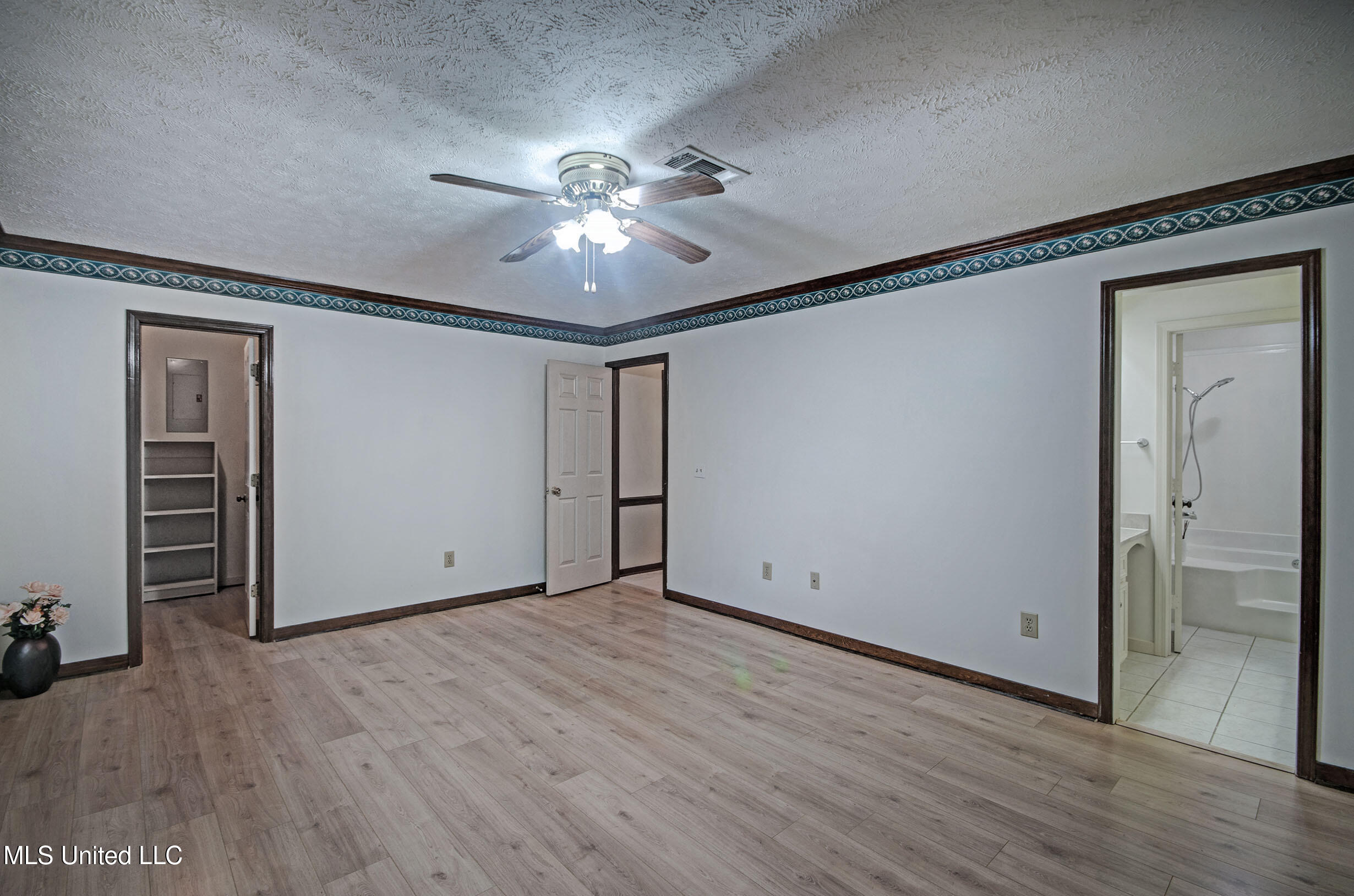 14 Peachtree Lane Property Photo 15