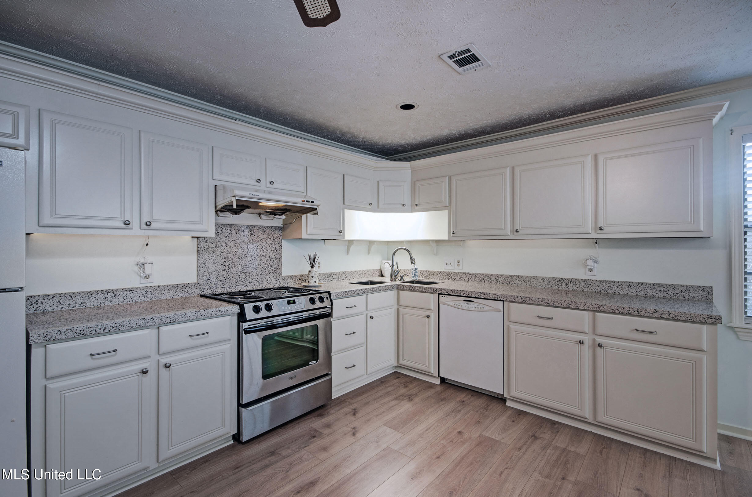 14 Peachtree Lane Property Photo 22