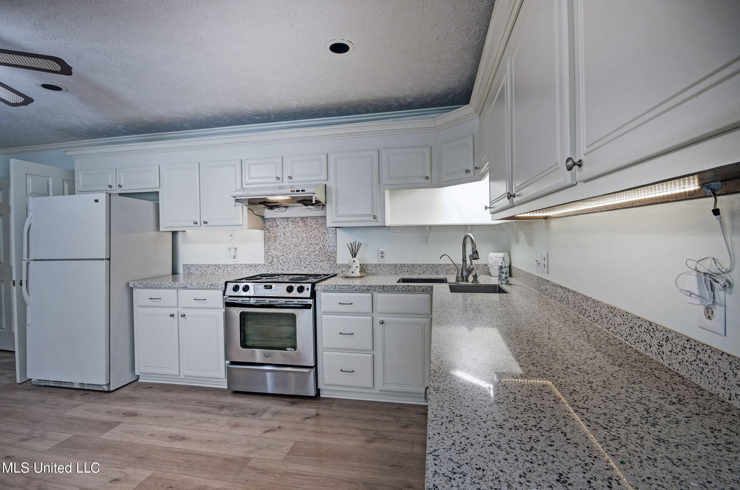 14 Peachtree Lane Property Photo 23