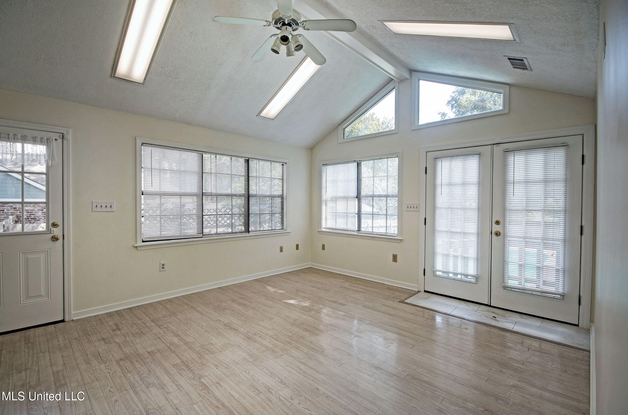 14 Peachtree Lane Property Photo 27