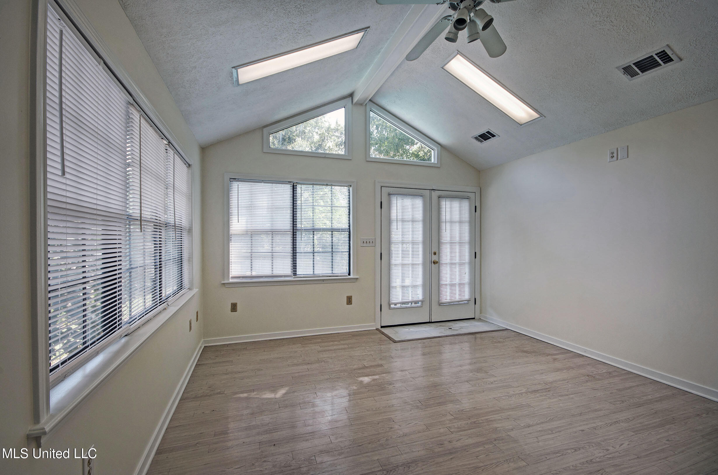 14 Peachtree Lane Property Photo 29