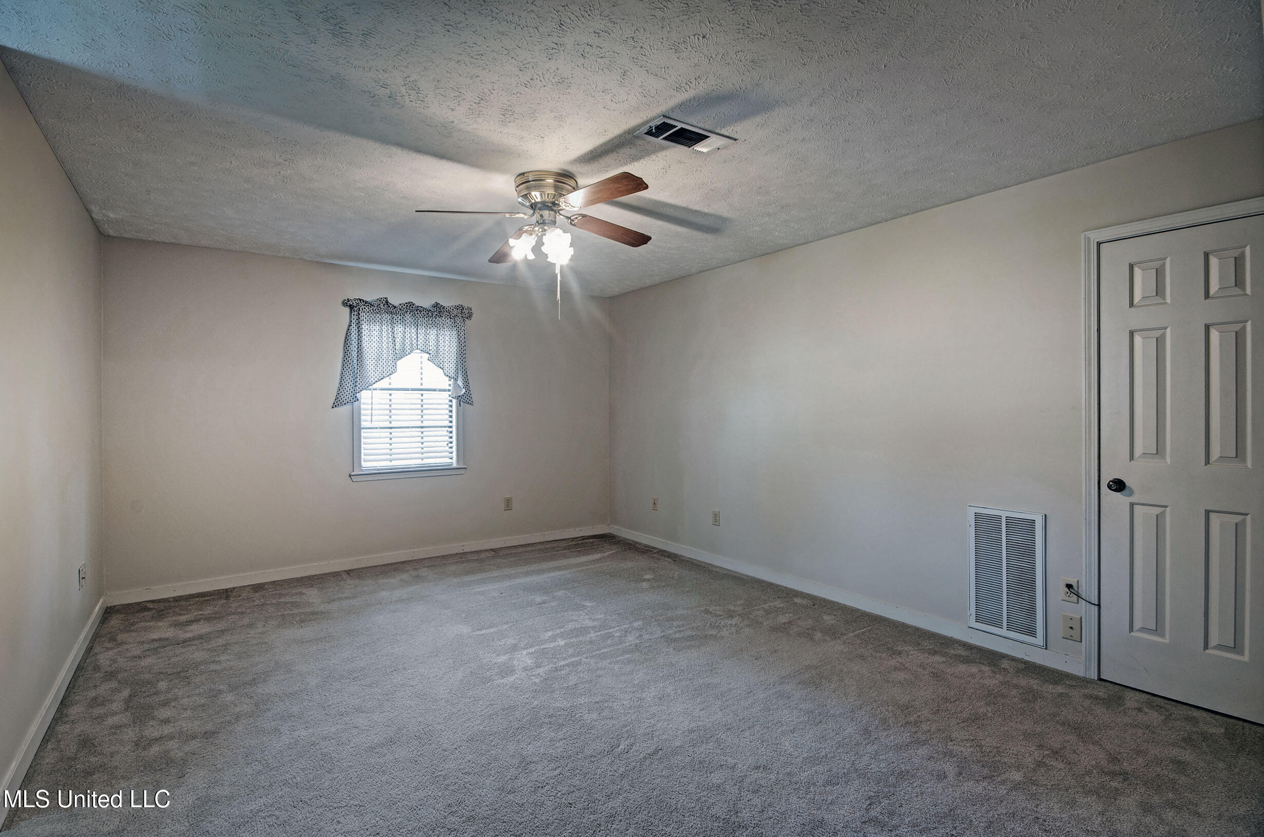 14 Peachtree Lane Property Photo 30